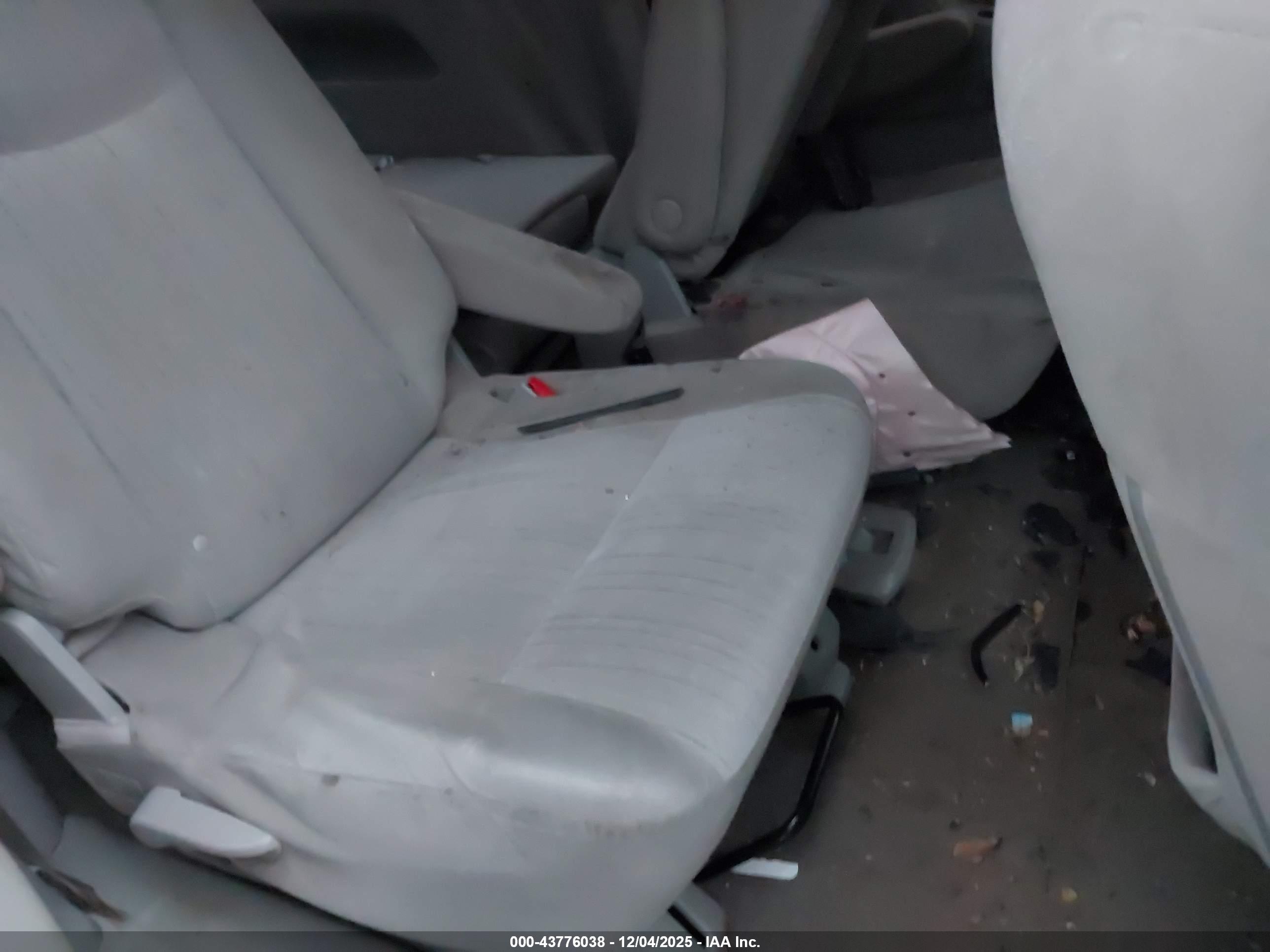 NISSAN QUEST image 8