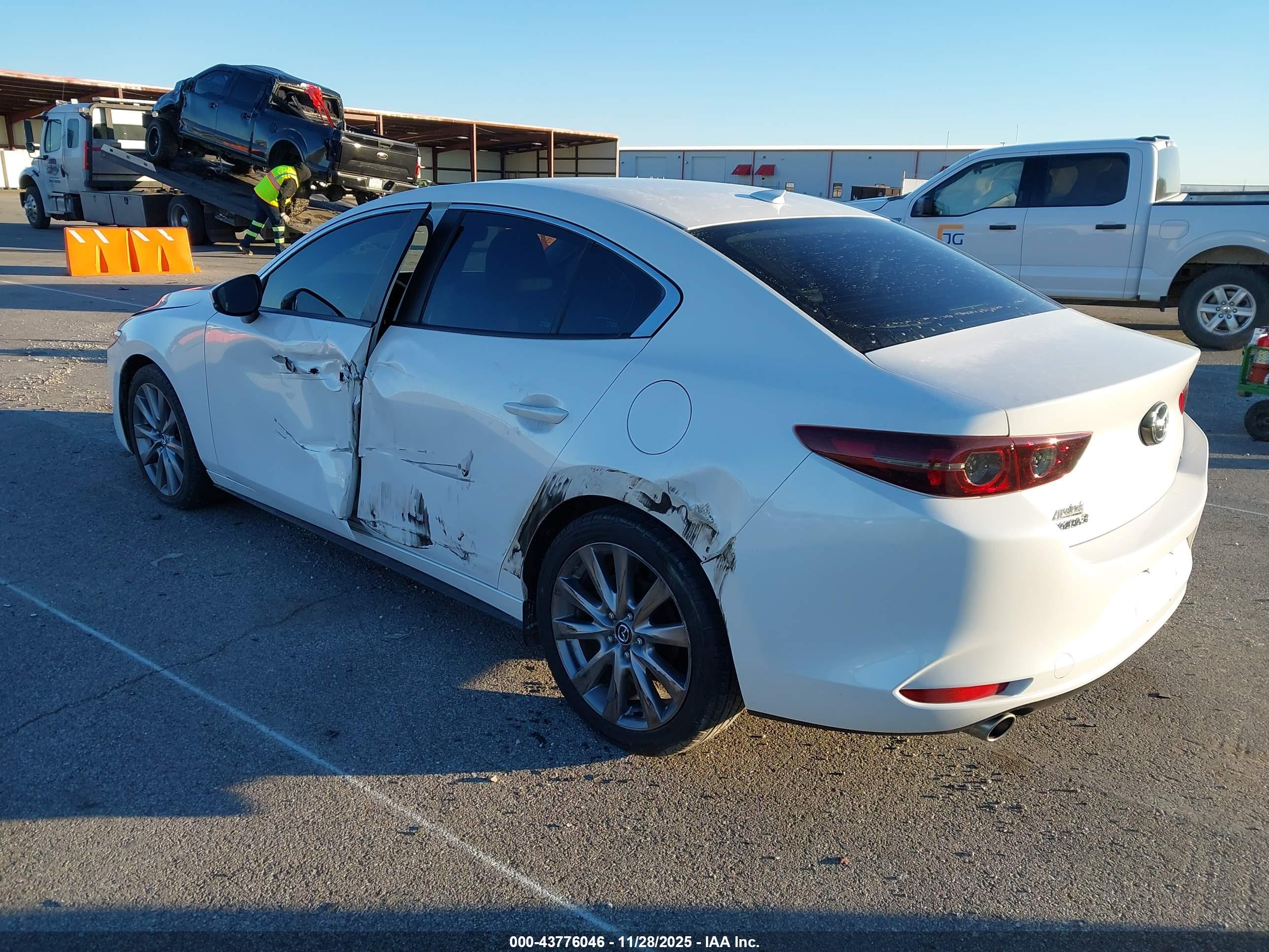 MAZDA MAZDA3 image 3