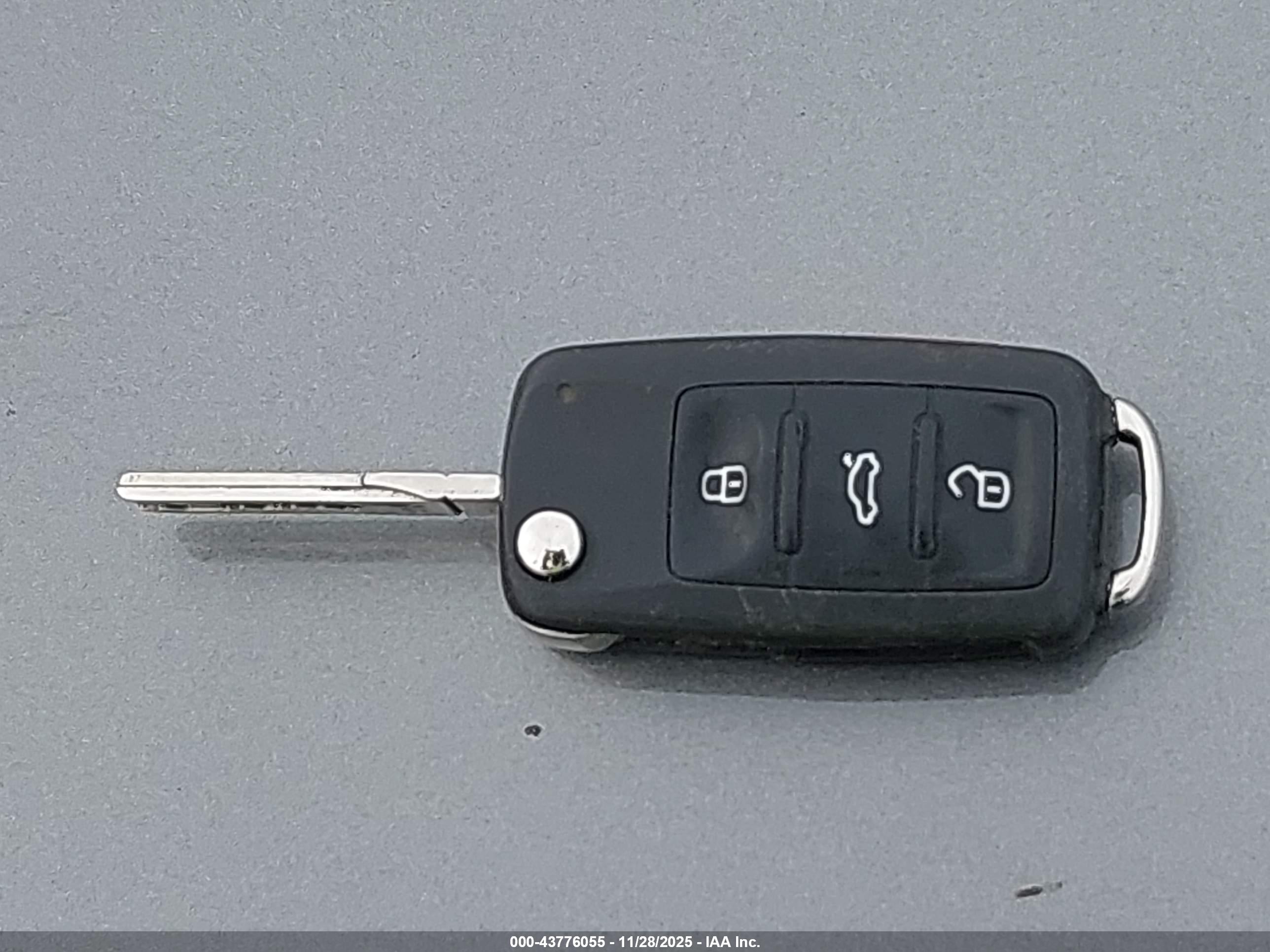VOLKSWAGEN GOLF image 11