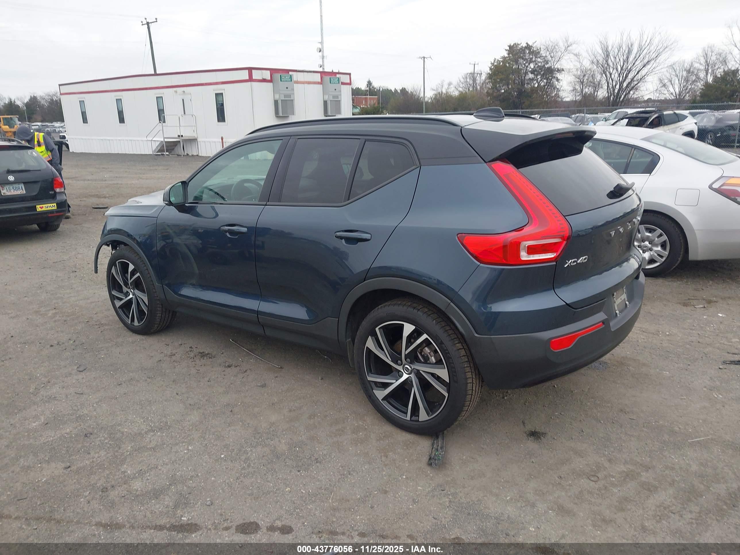 VOLVO XC40 image 3