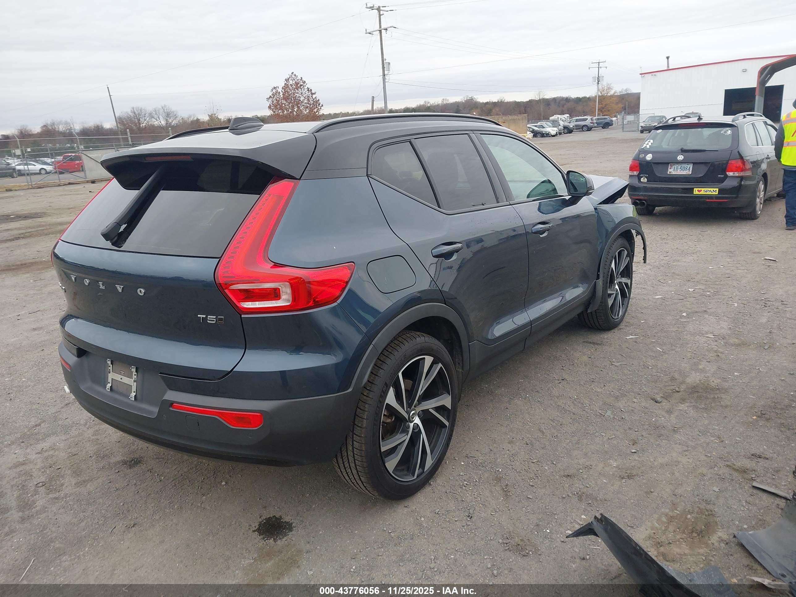 VOLVO XC40 image 4