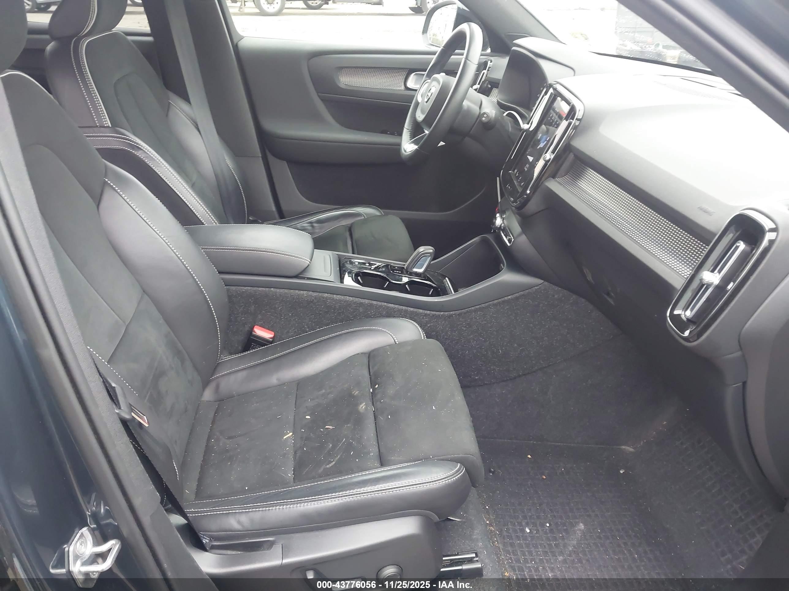 VOLVO XC40 image 5