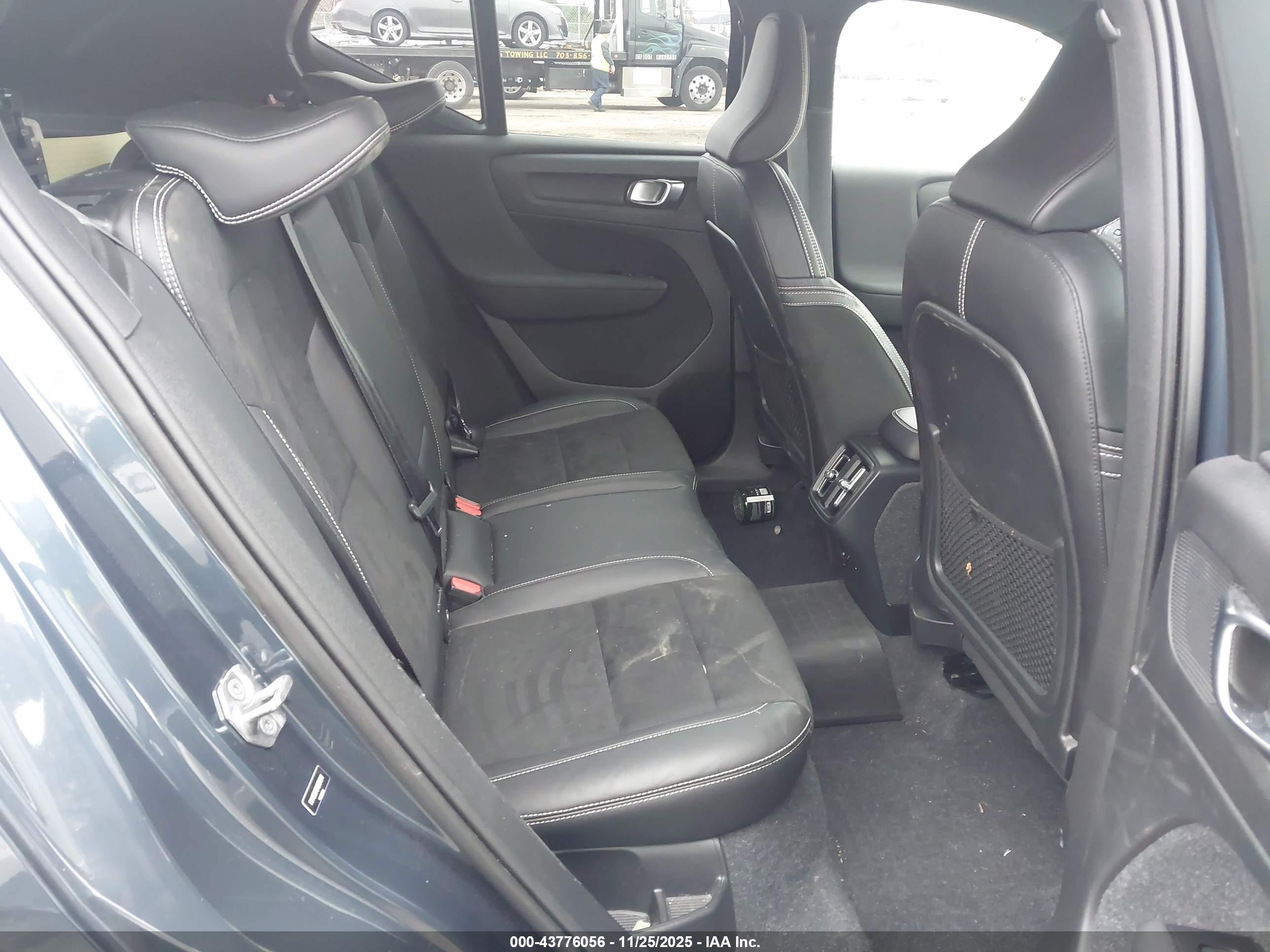 VOLVO XC40 image 8