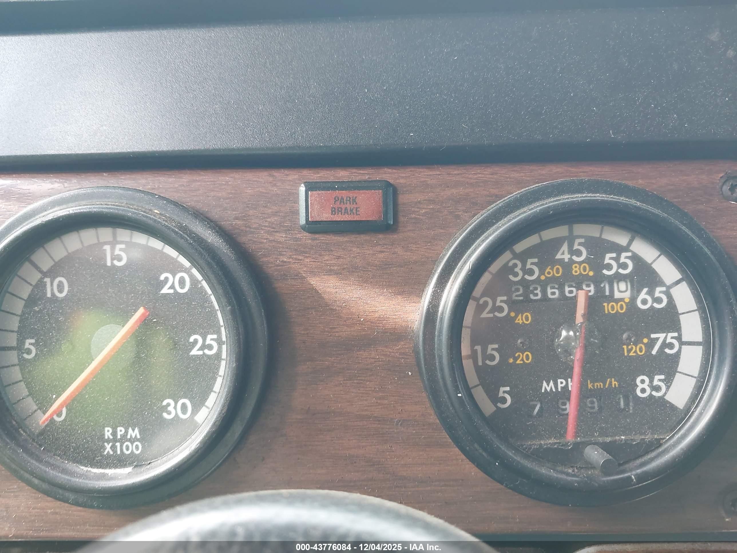 FREIGHTLINER CONVENTIONAL image 6
