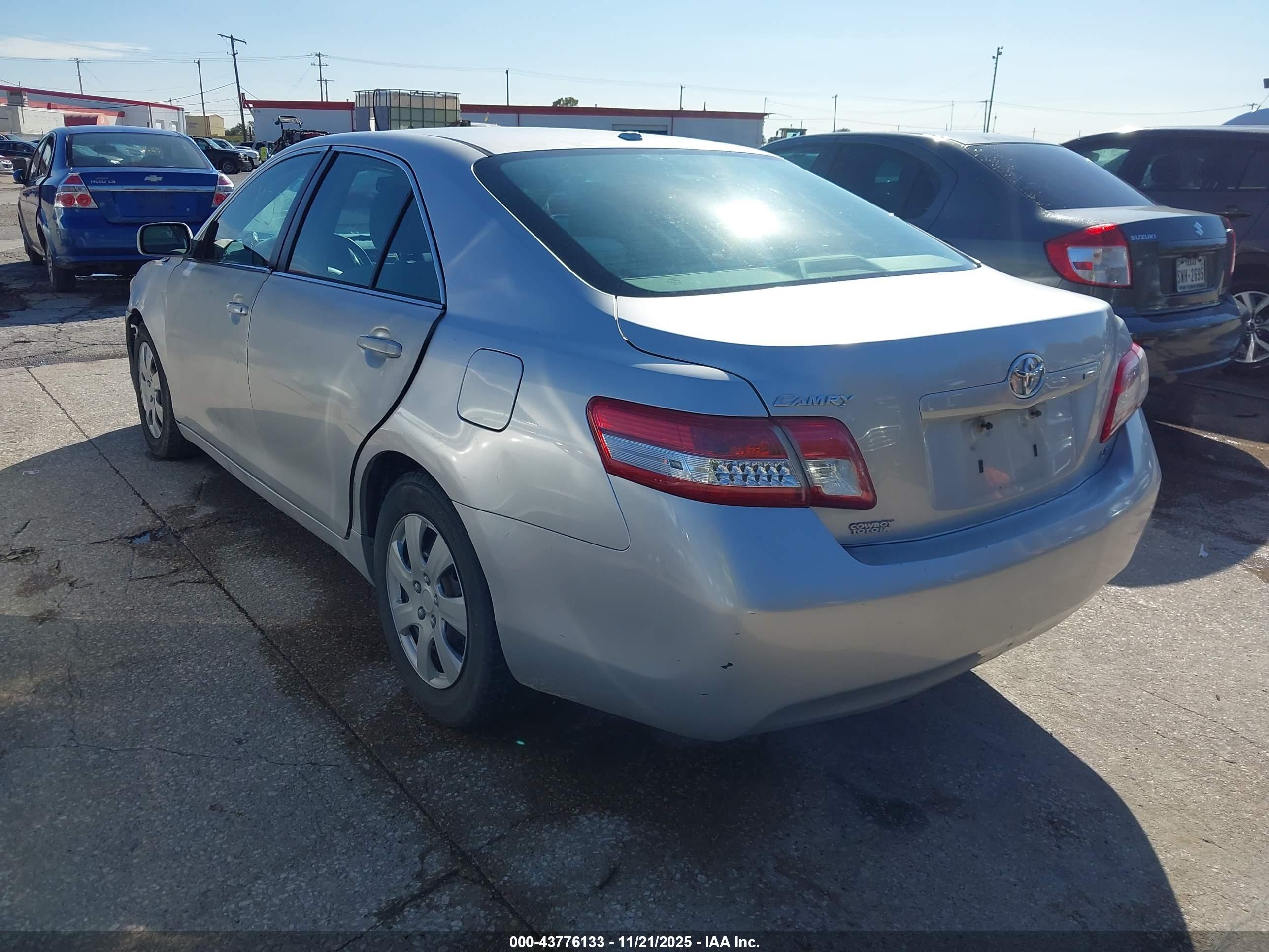 TOYOTA CAMRY image 3