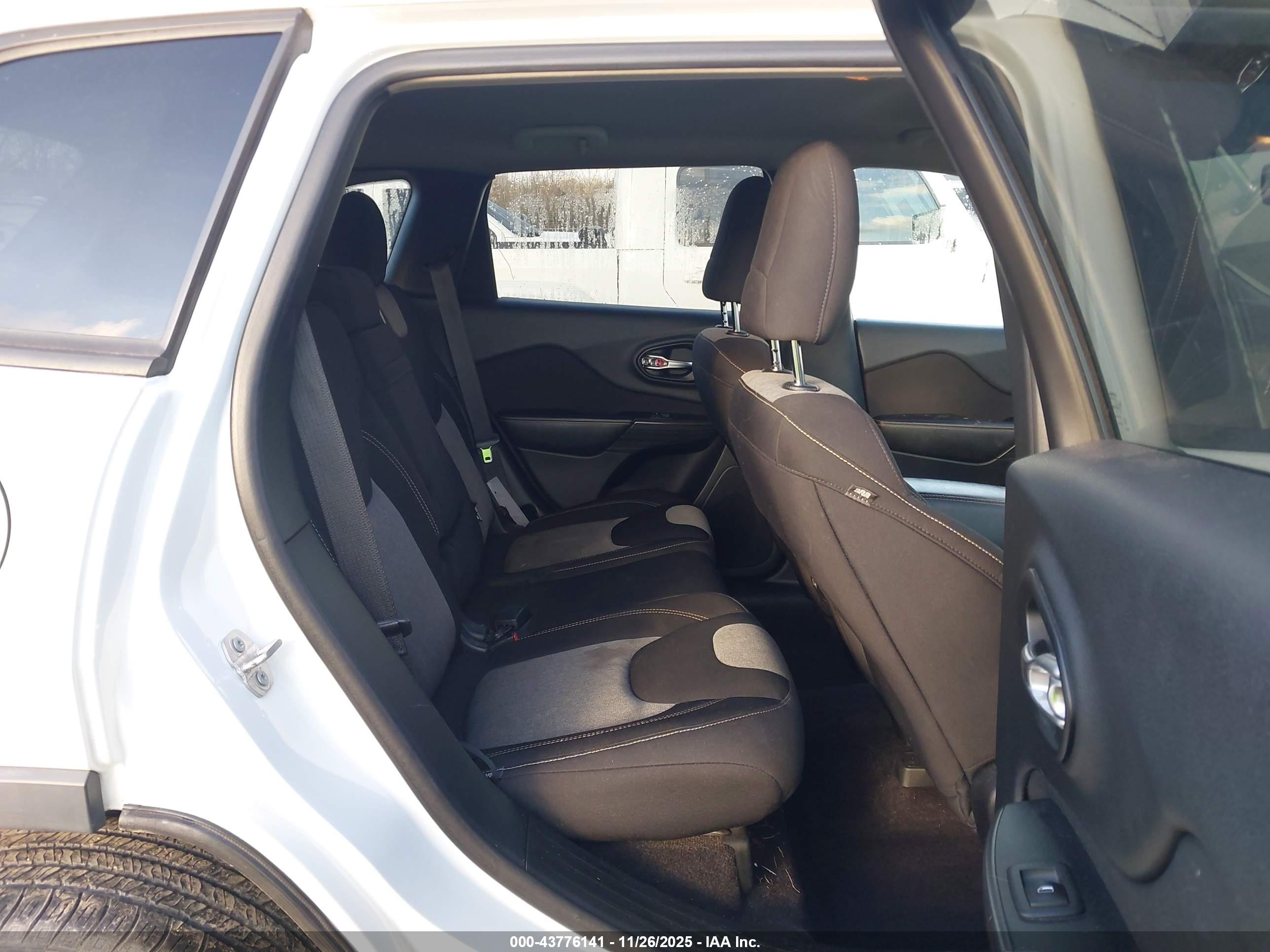 JEEP CHEROKEE image 8
