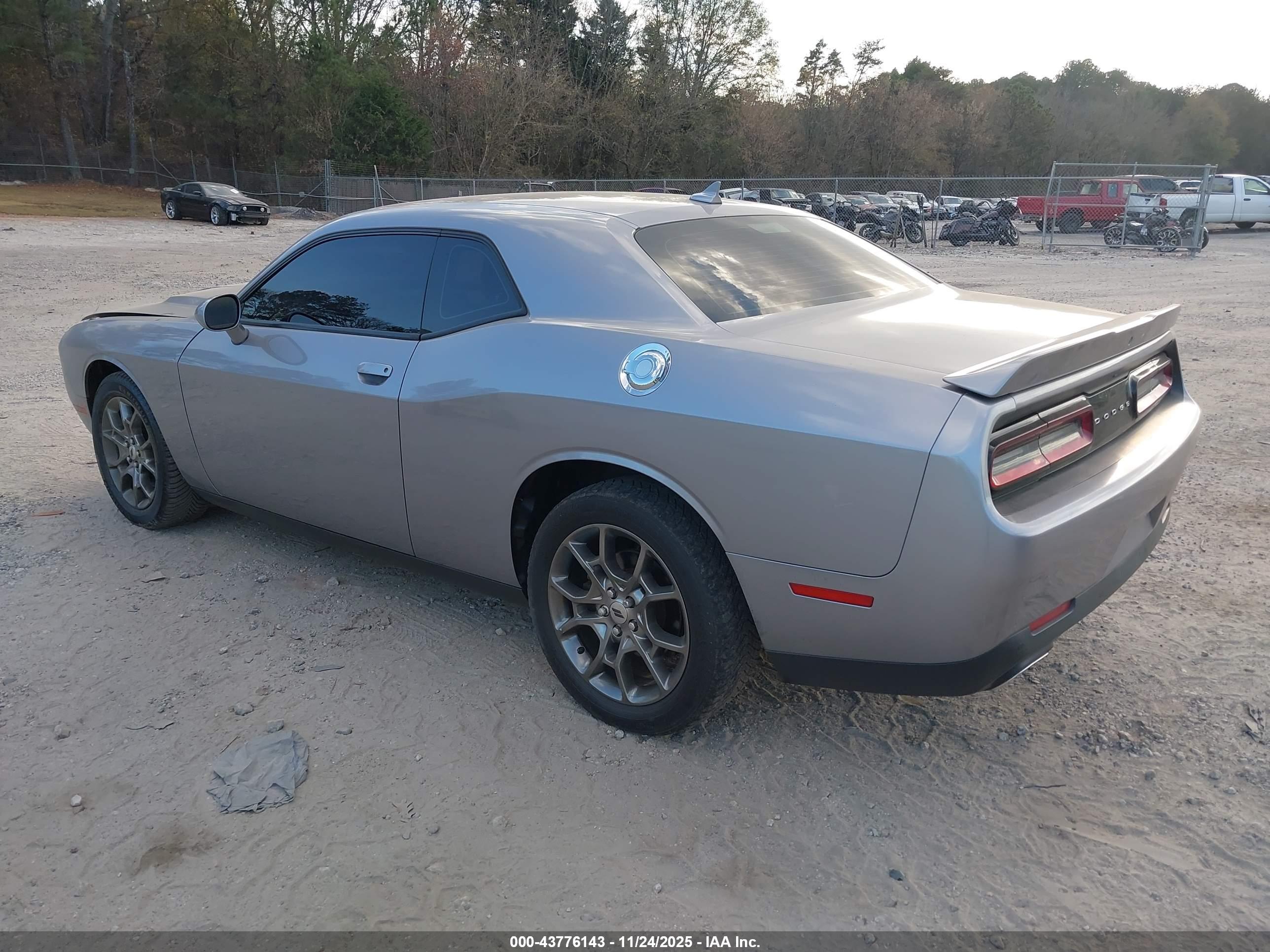 DODGE CHALLENGER image 3