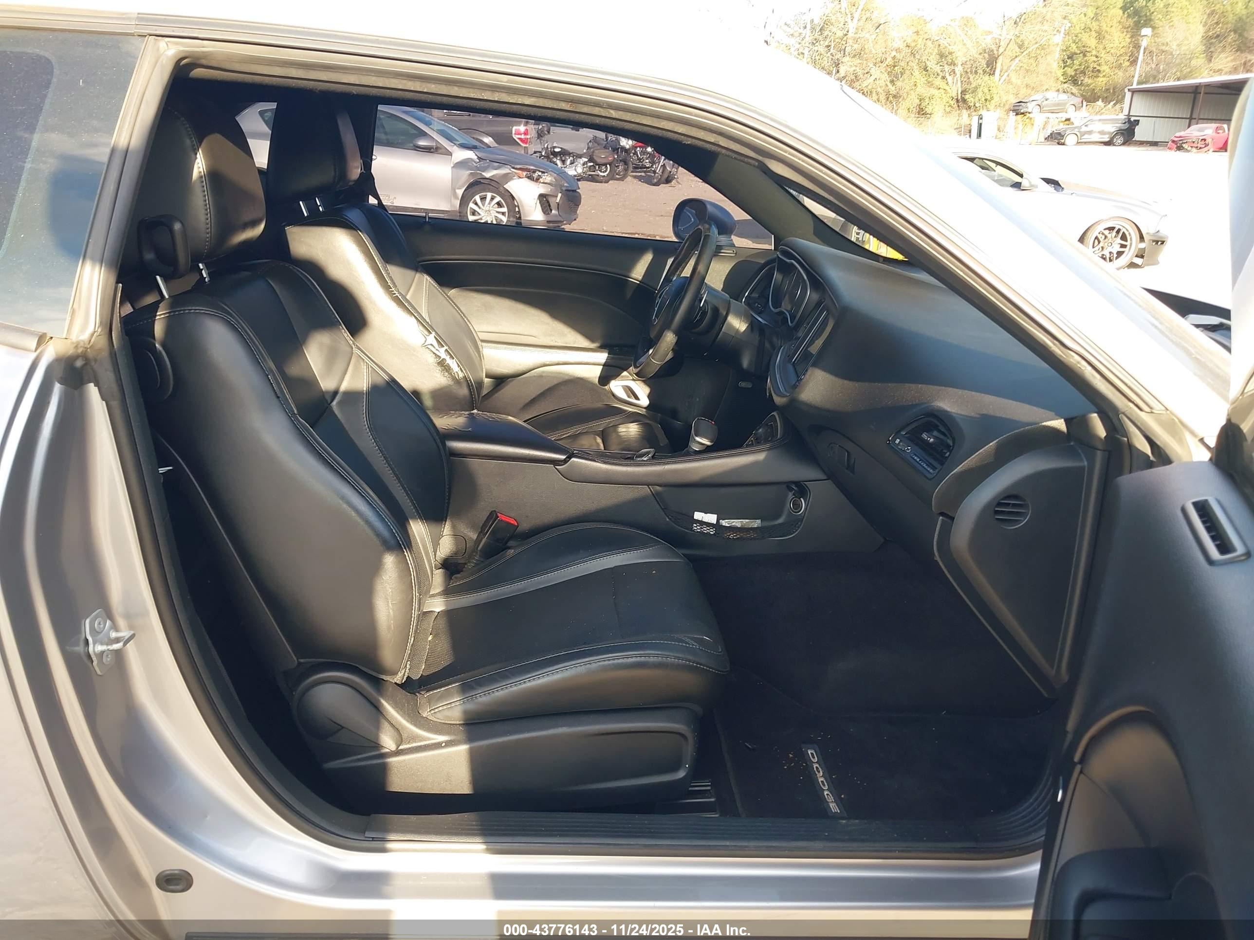 DODGE CHALLENGER image 5