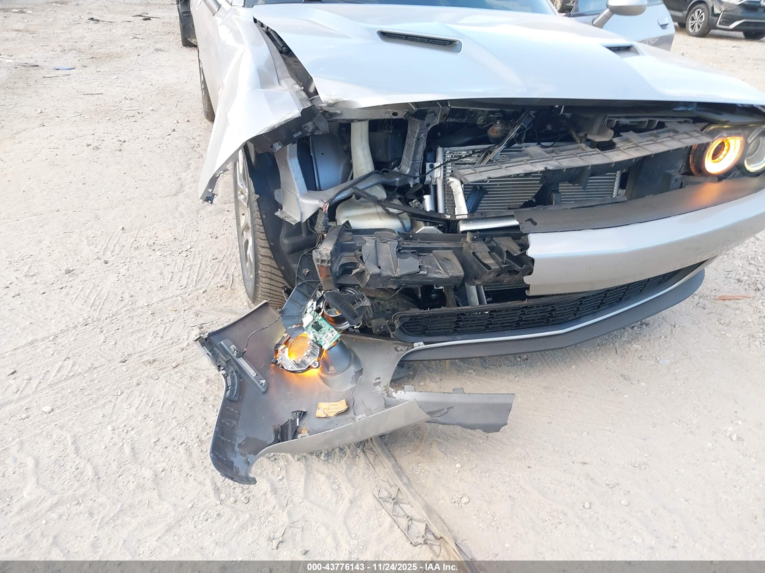 DODGE CHALLENGER image 6
