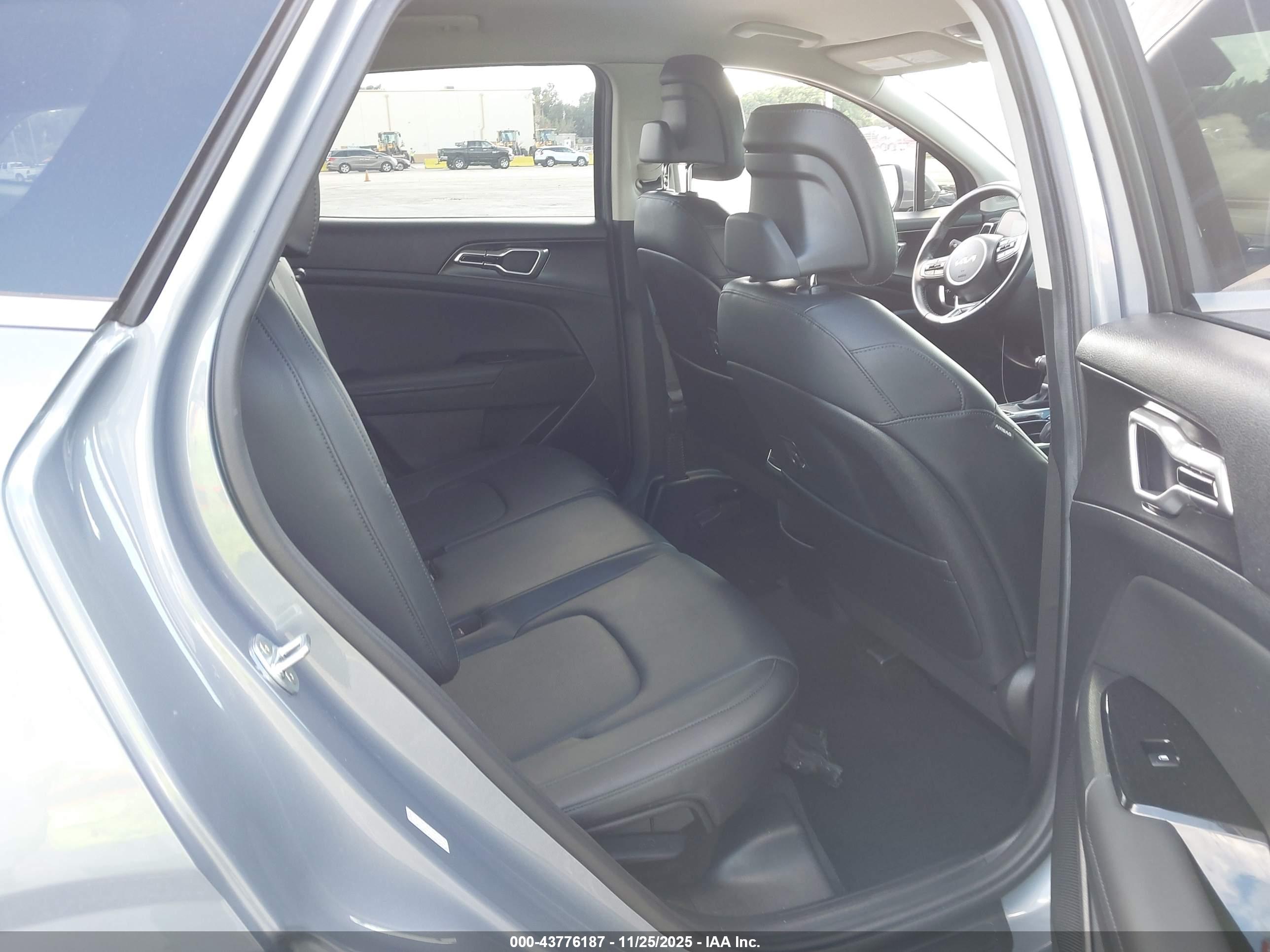 KIA SPORTAGE image 8