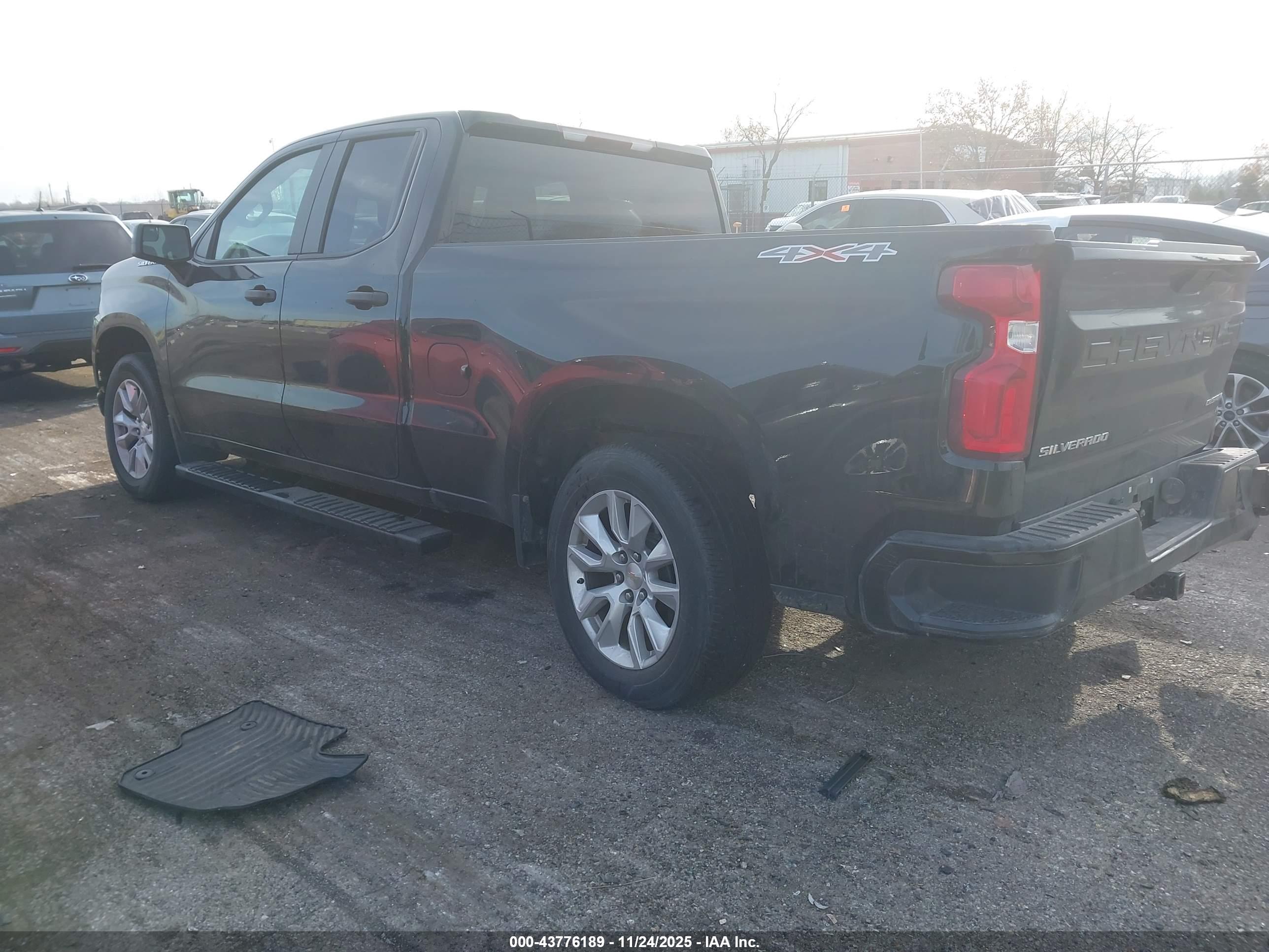 CHEVROLET SILVERADO image 3