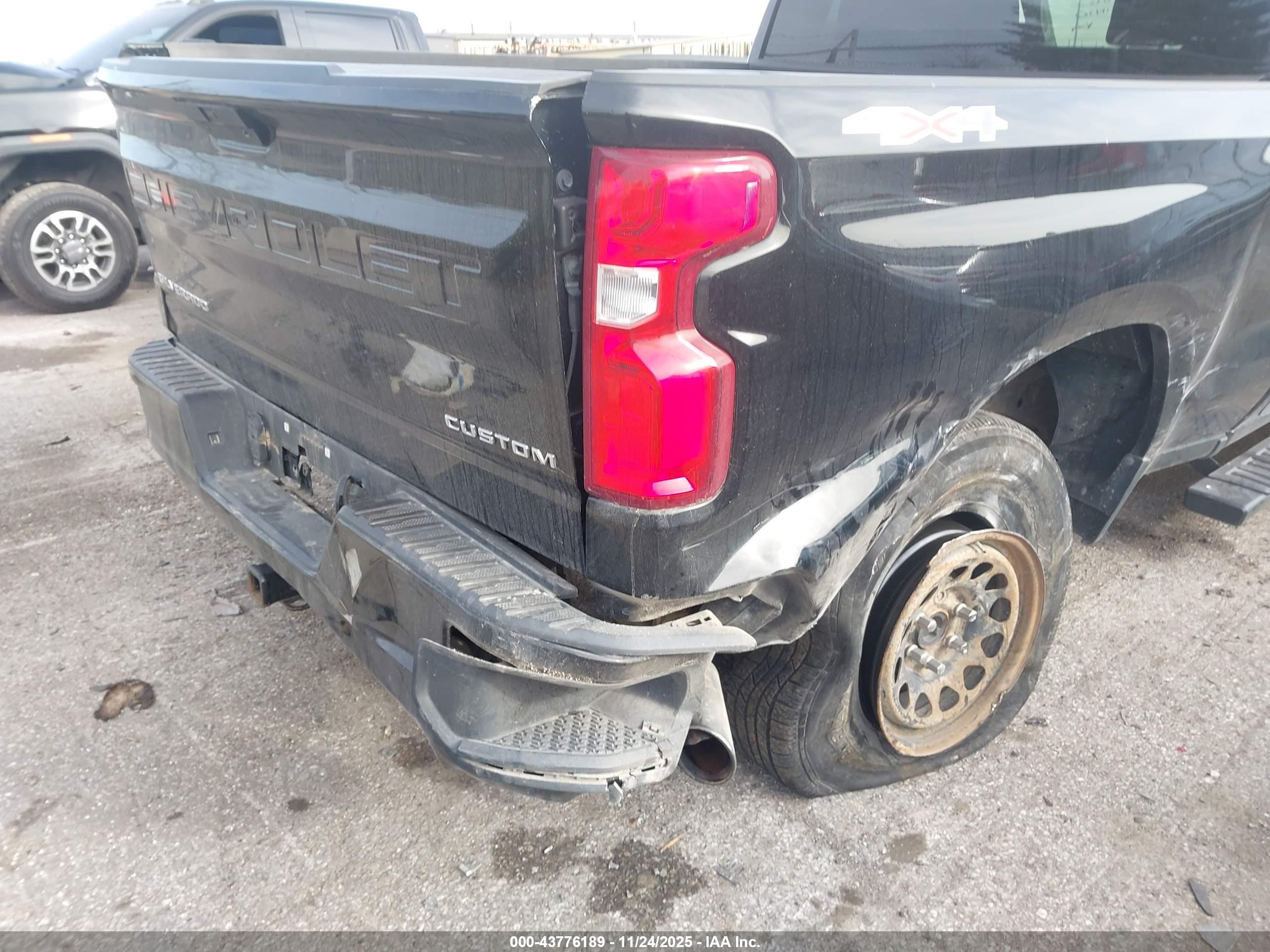 CHEVROLET SILVERADO image 6