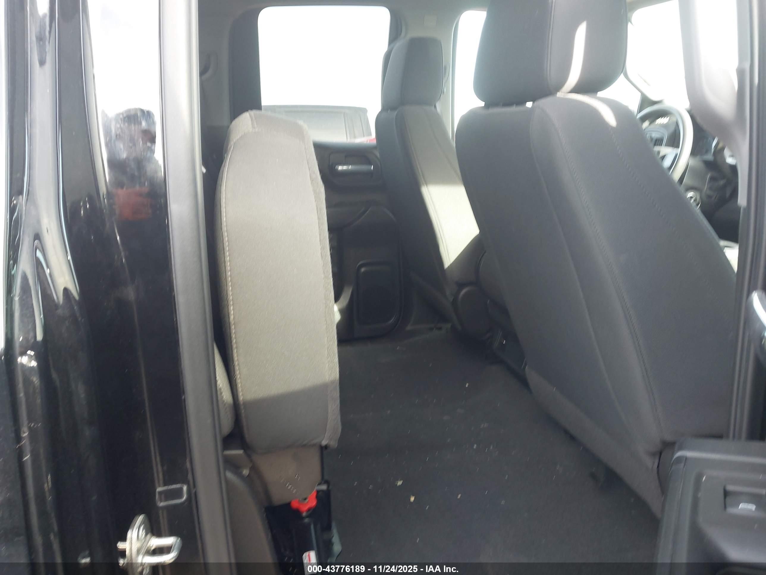 CHEVROLET SILVERADO image 8