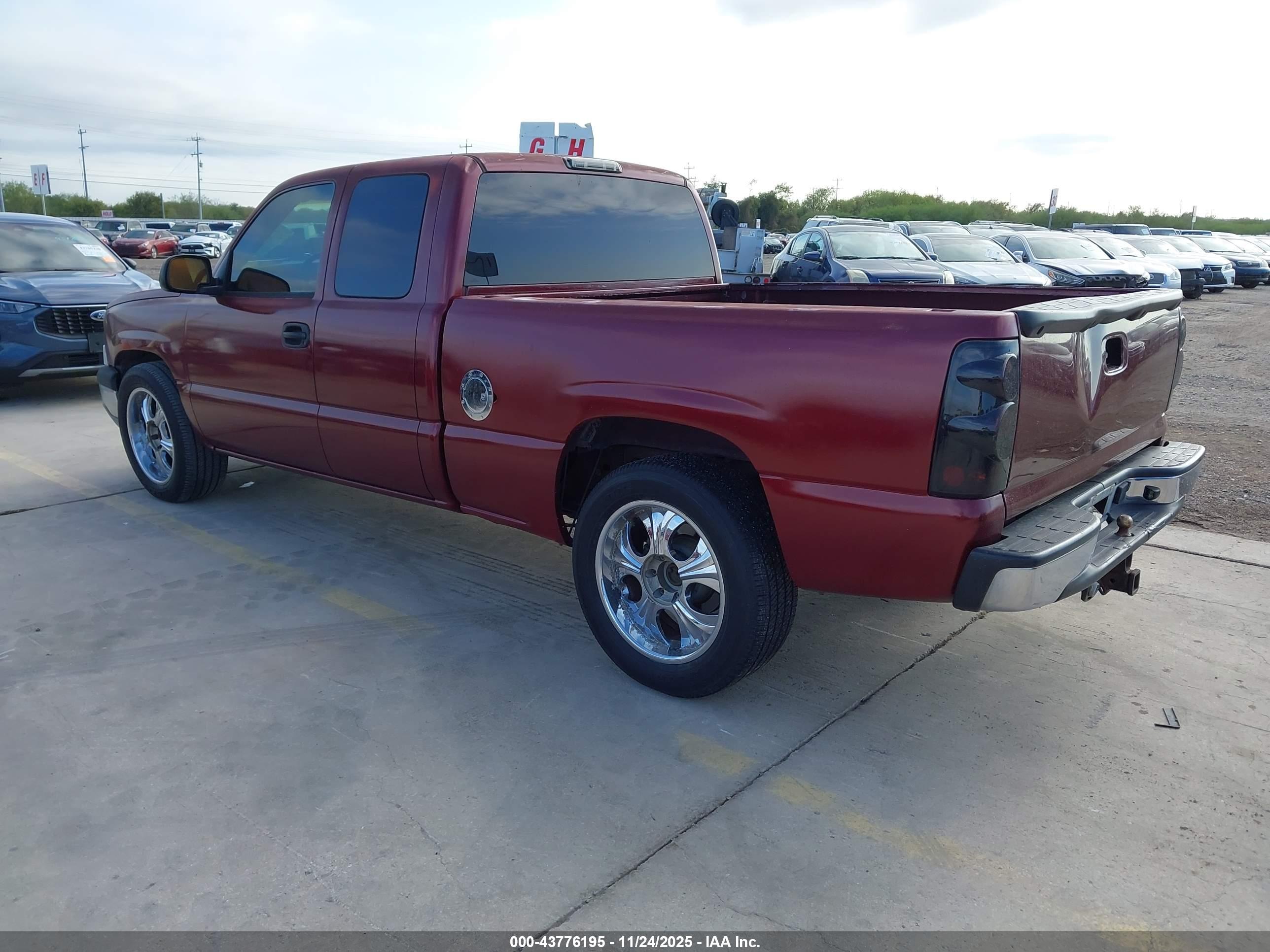 CHEVROLET SILVERADO image 3