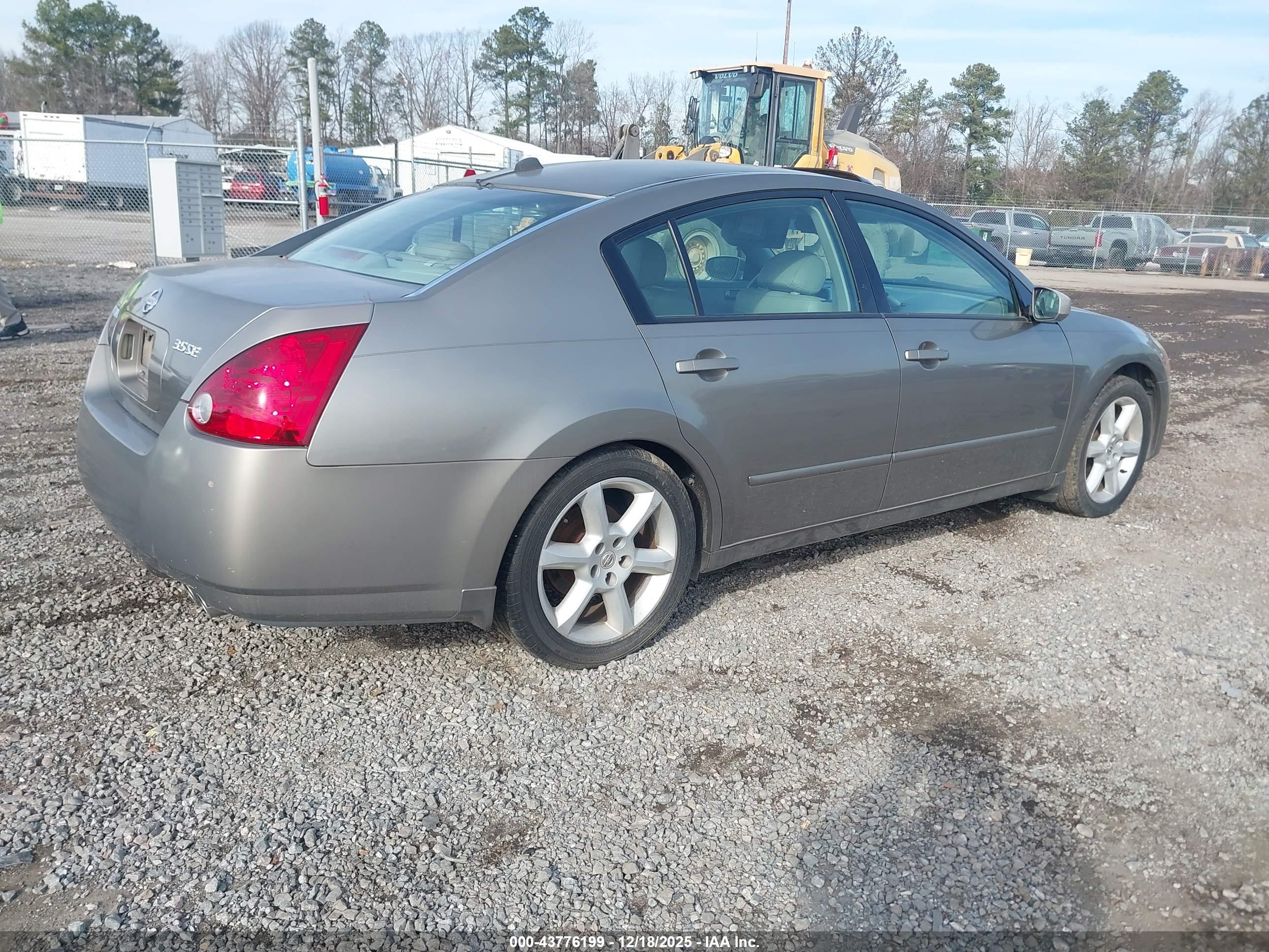 NISSAN MAXIMA image 4