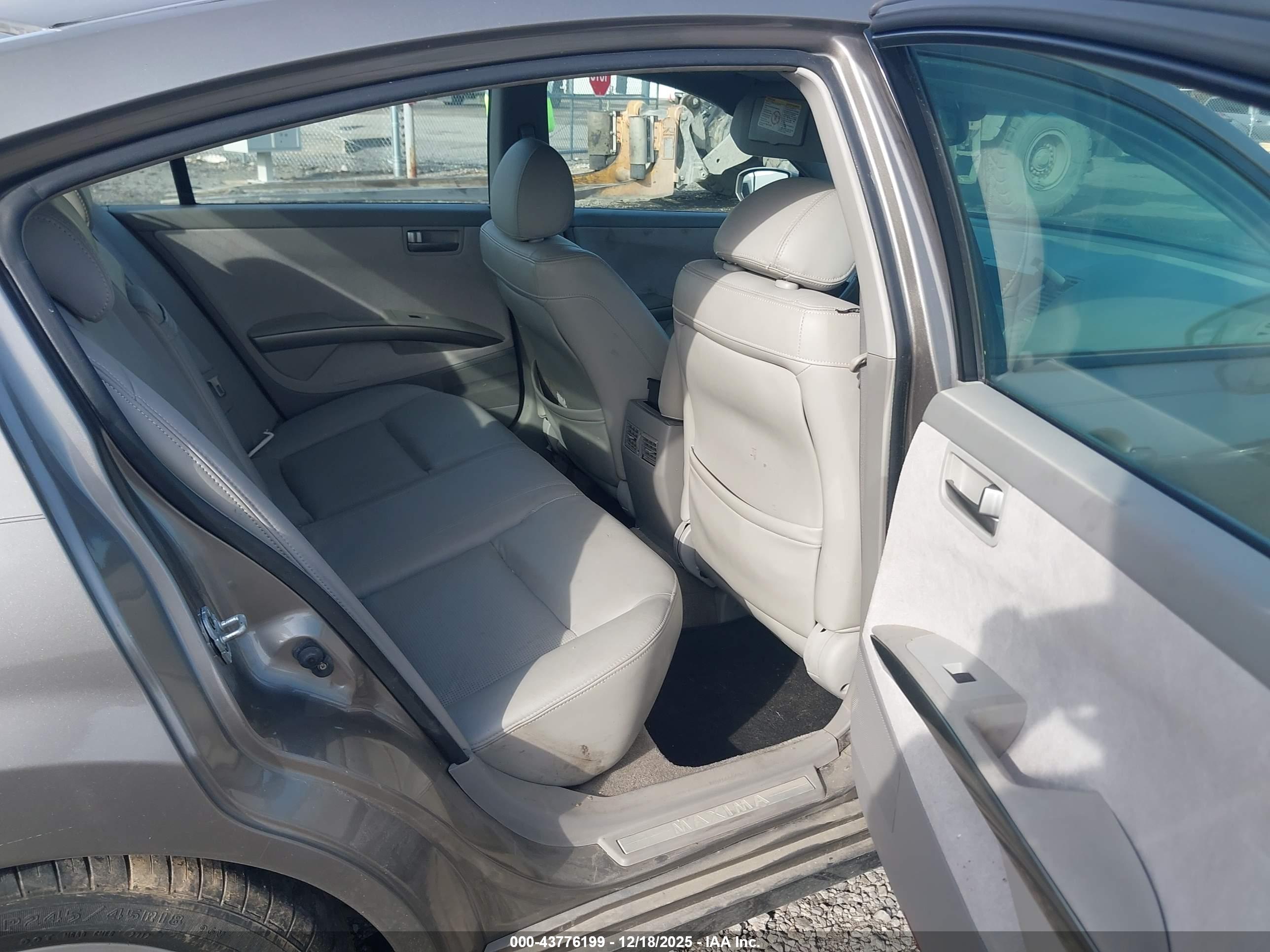 NISSAN MAXIMA image 8