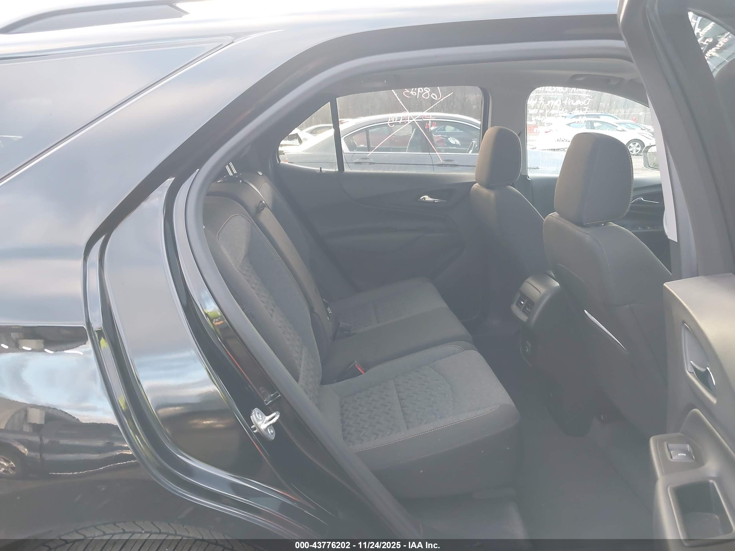 CHEVROLET EQUINOX image 8
