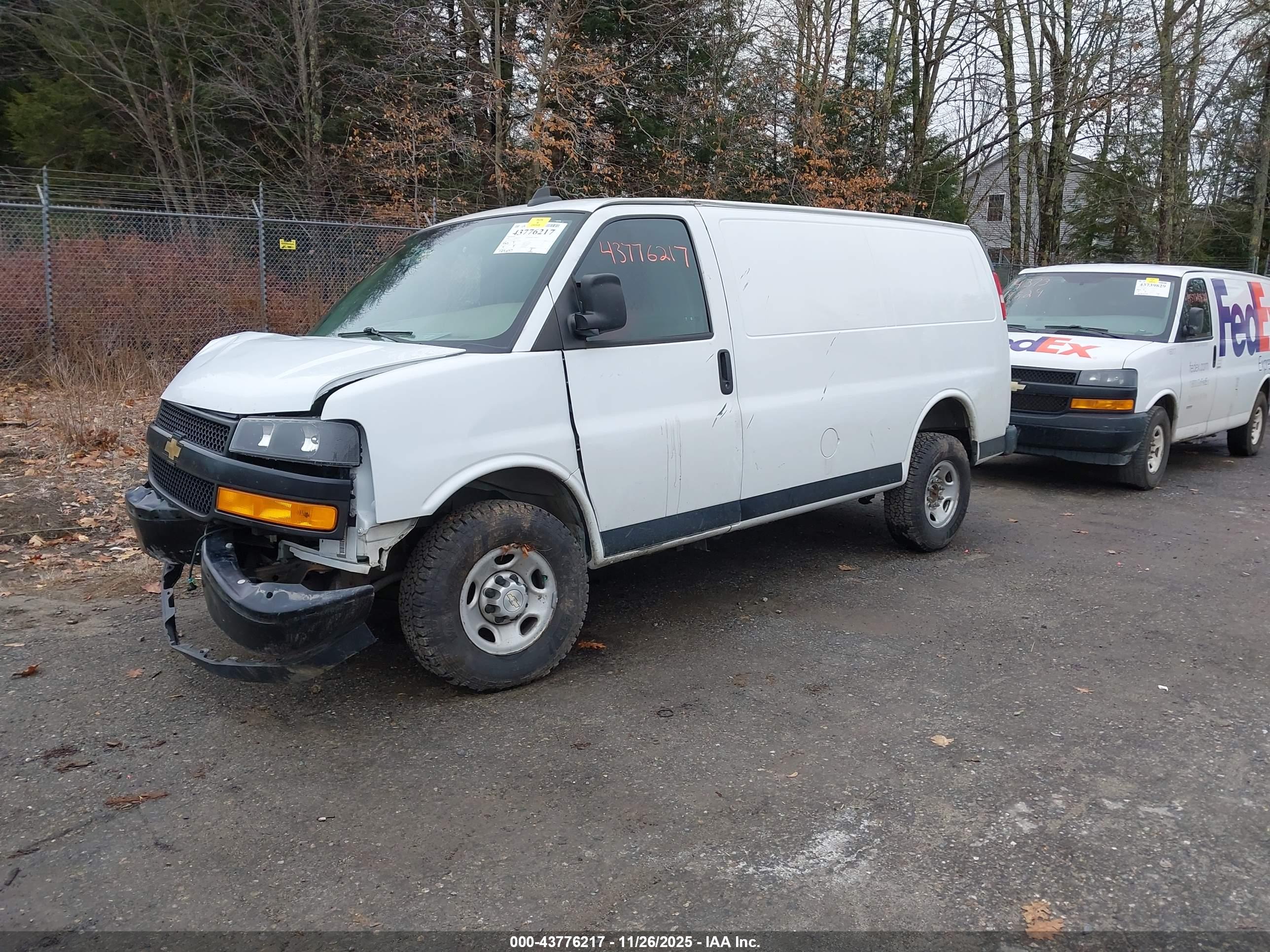 CHEVROLET EXPRESS image 2