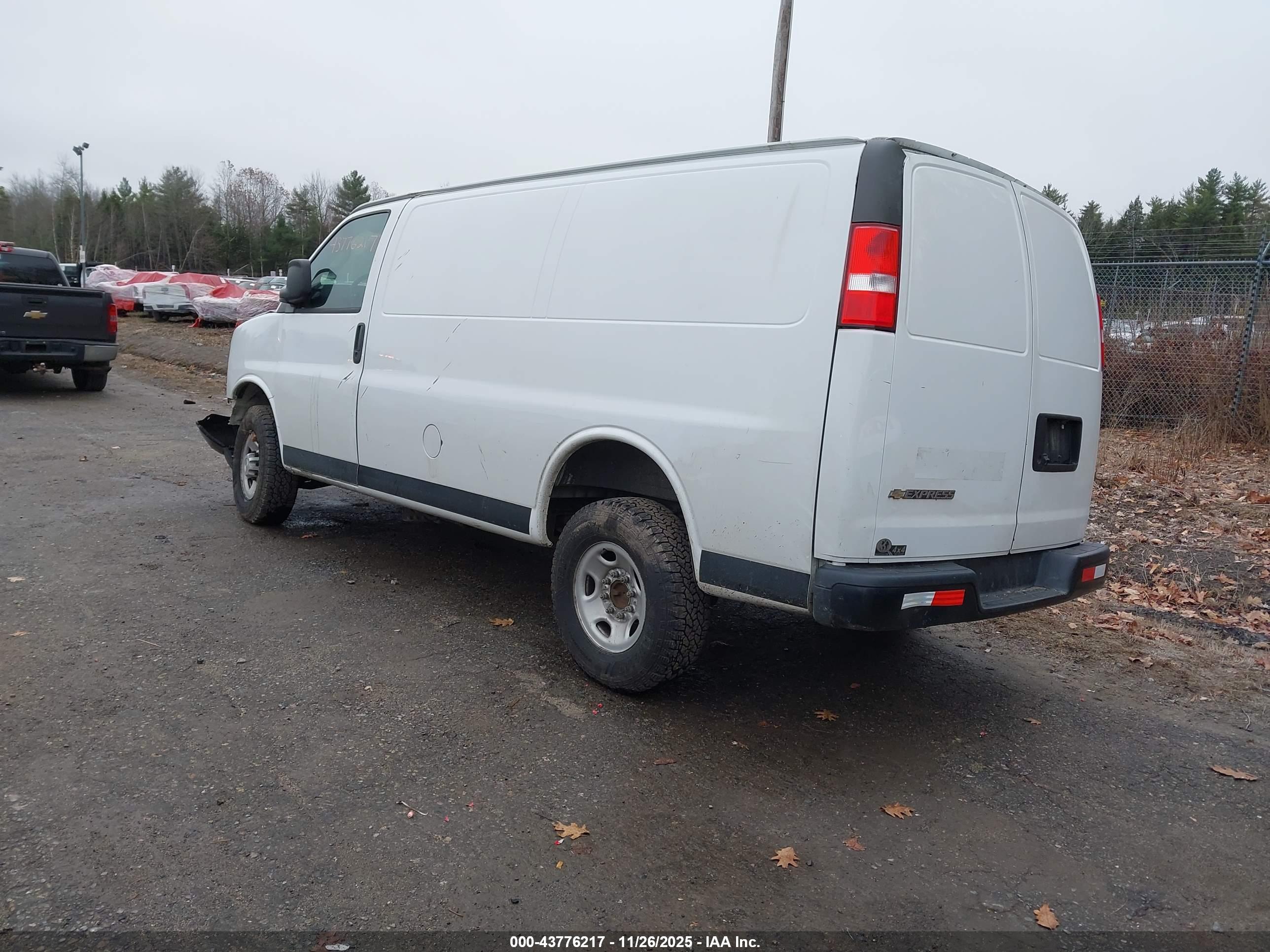 CHEVROLET EXPRESS image 3
