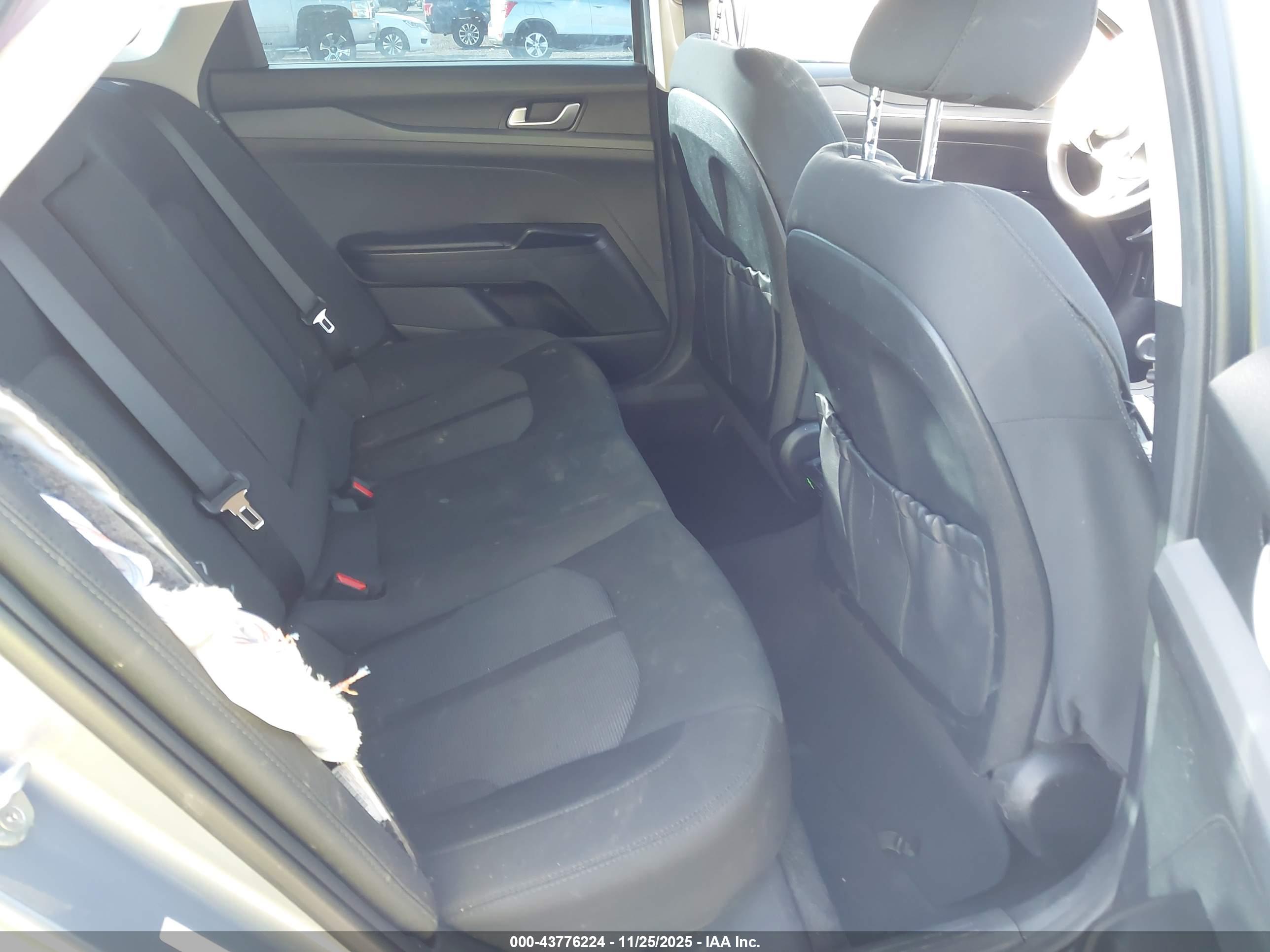 KIA K5 image 8