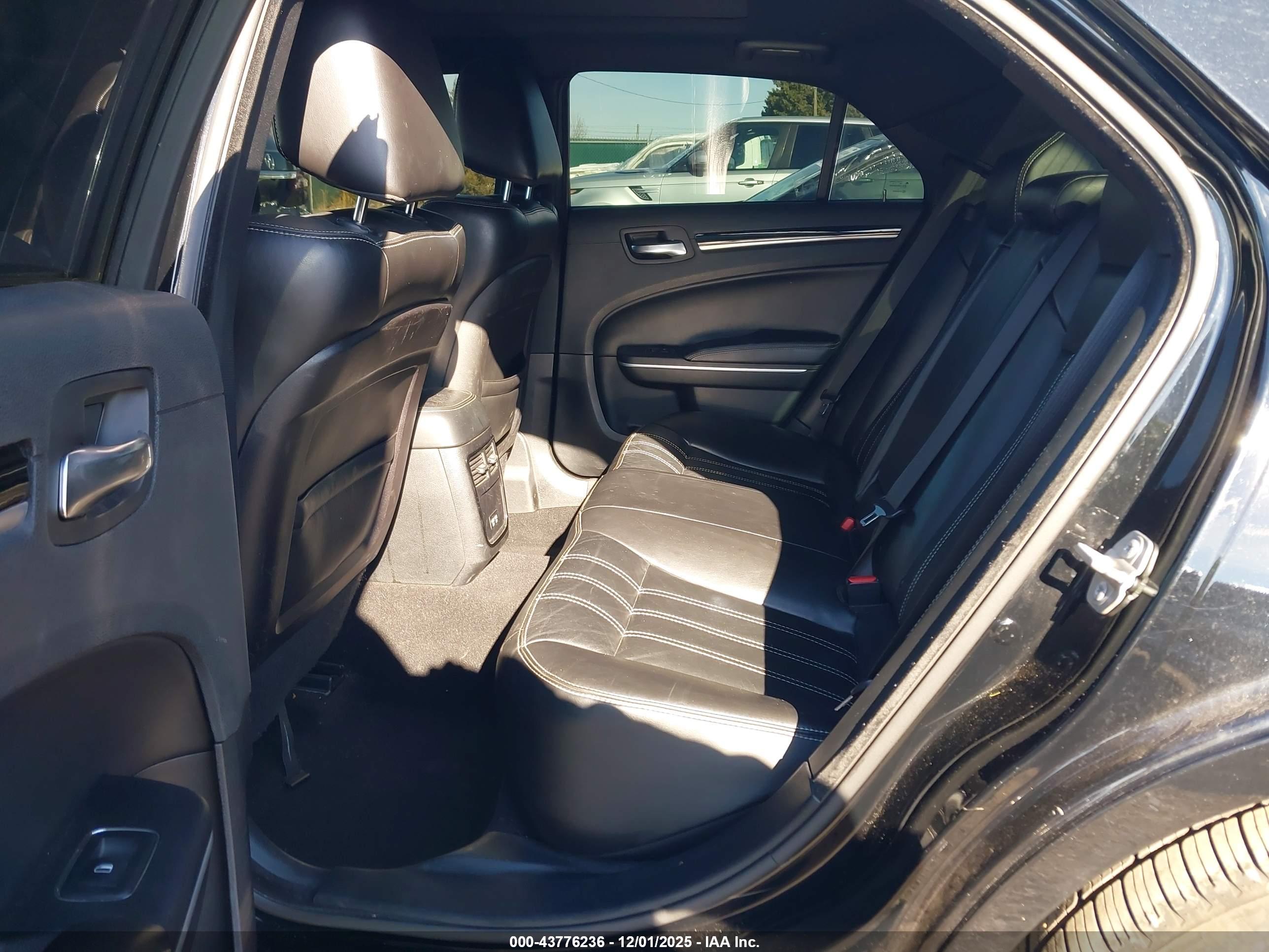 CHRYSLER 300 image 8