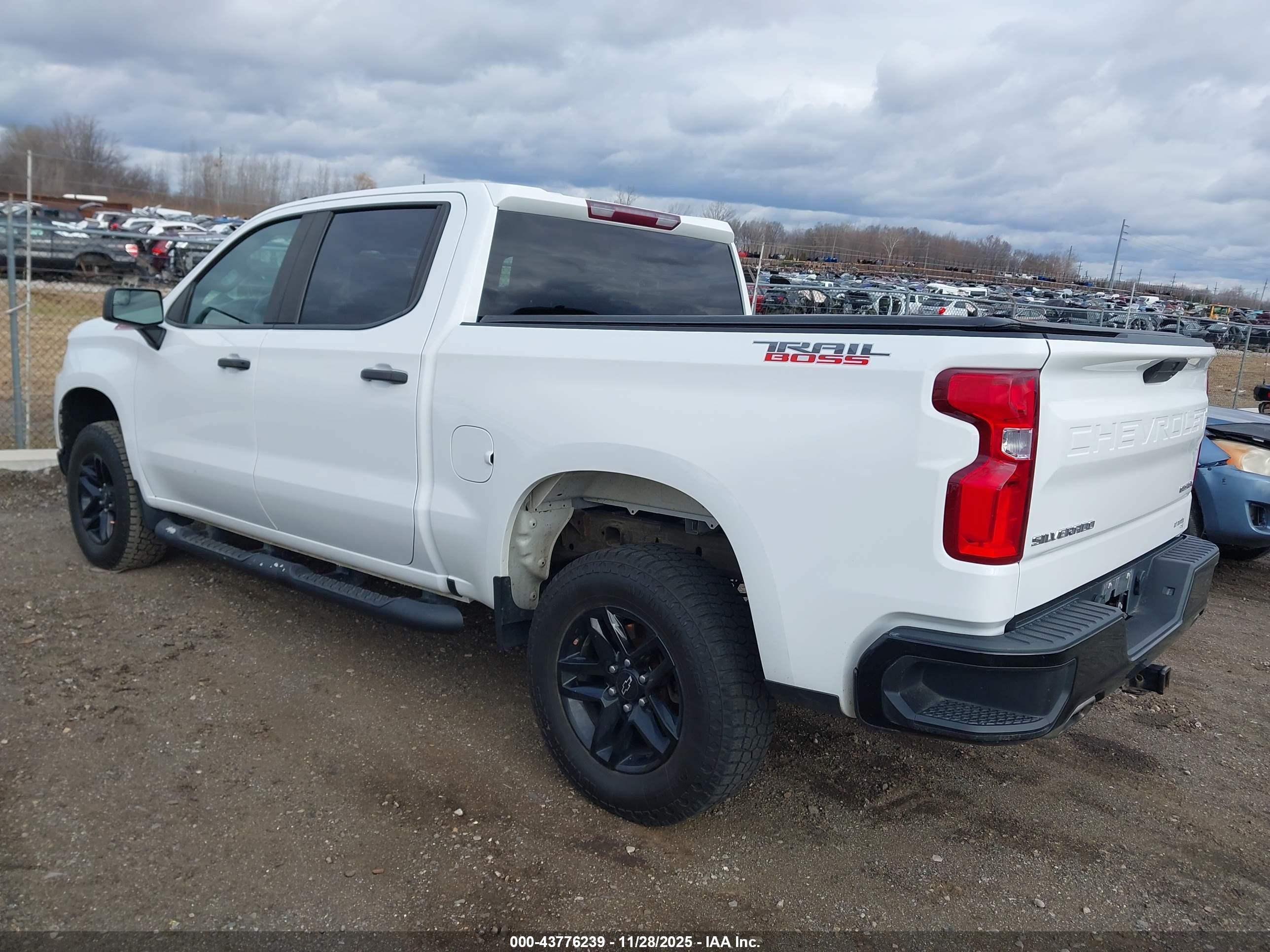 CHEVROLET SILVERADO image 3