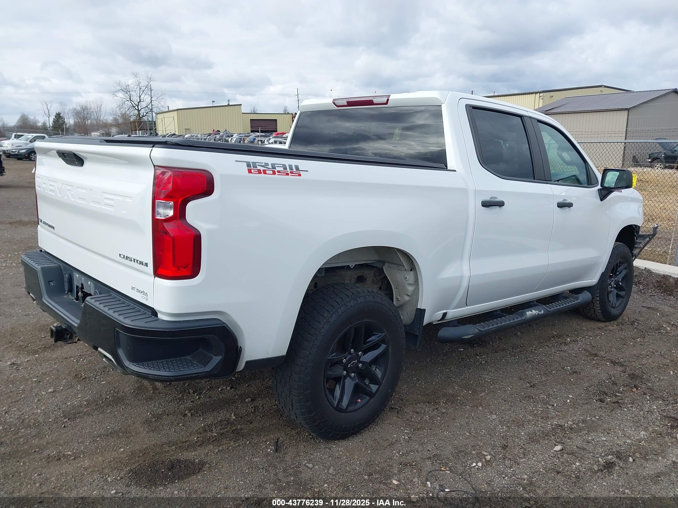 CHEVROLET SILVERADO image 4