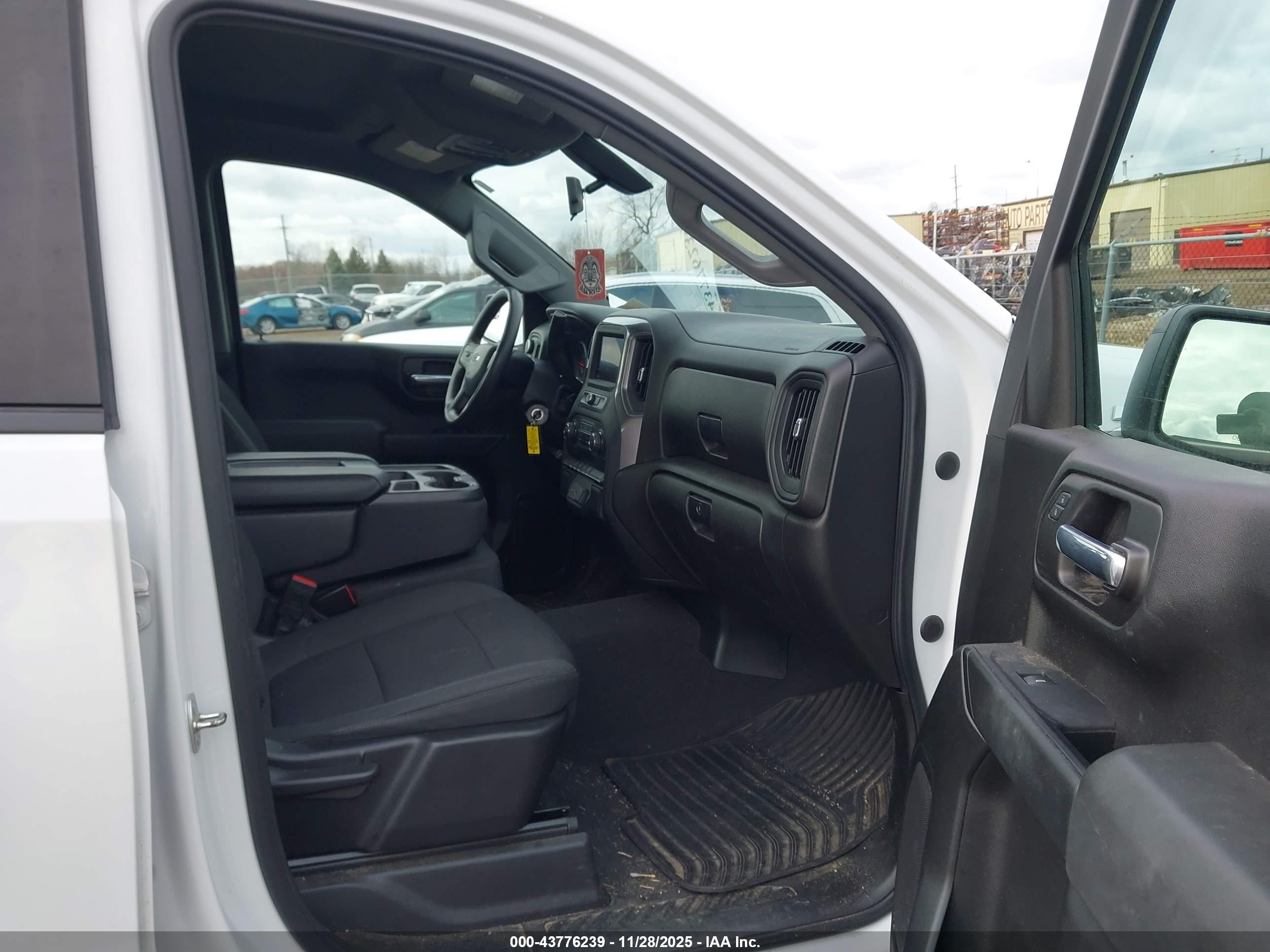 CHEVROLET SILVERADO image 5