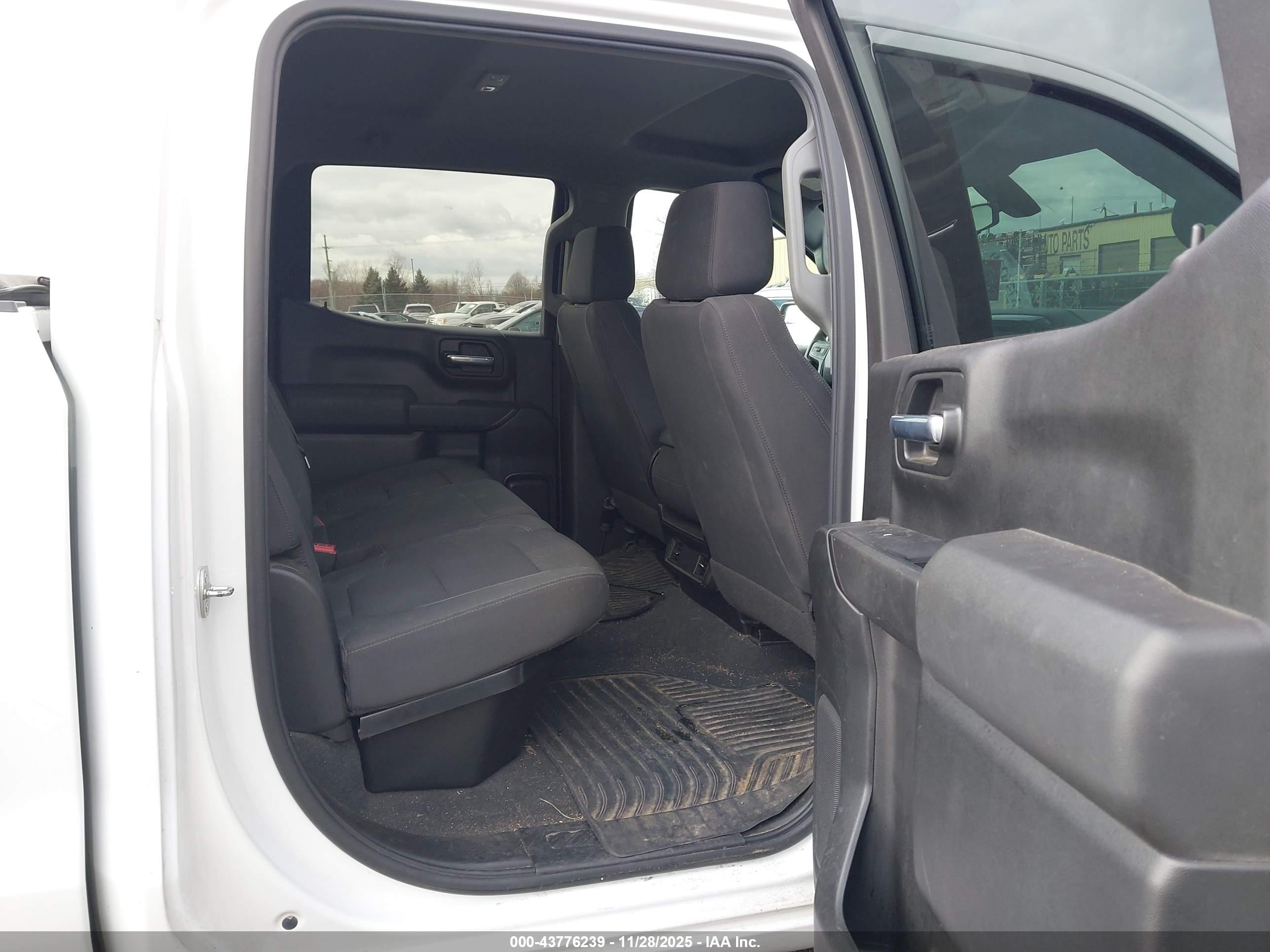 CHEVROLET SILVERADO image 8