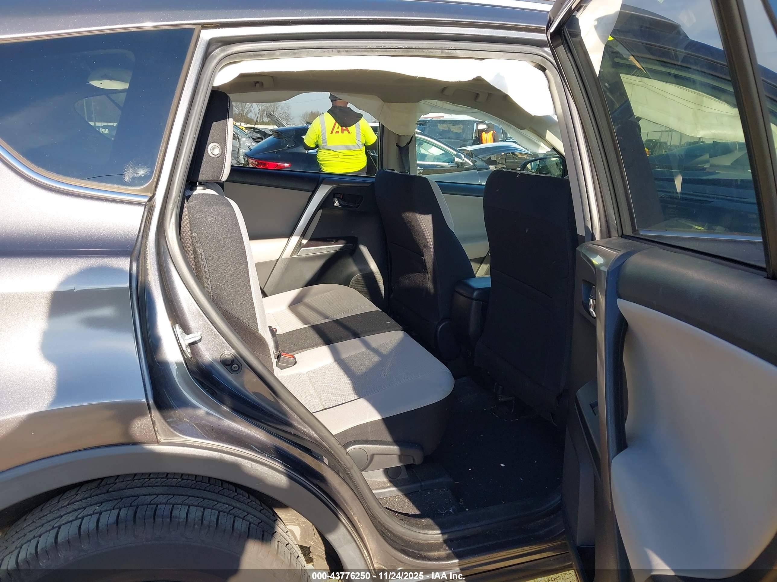 TOYOTA RAV4 image 8