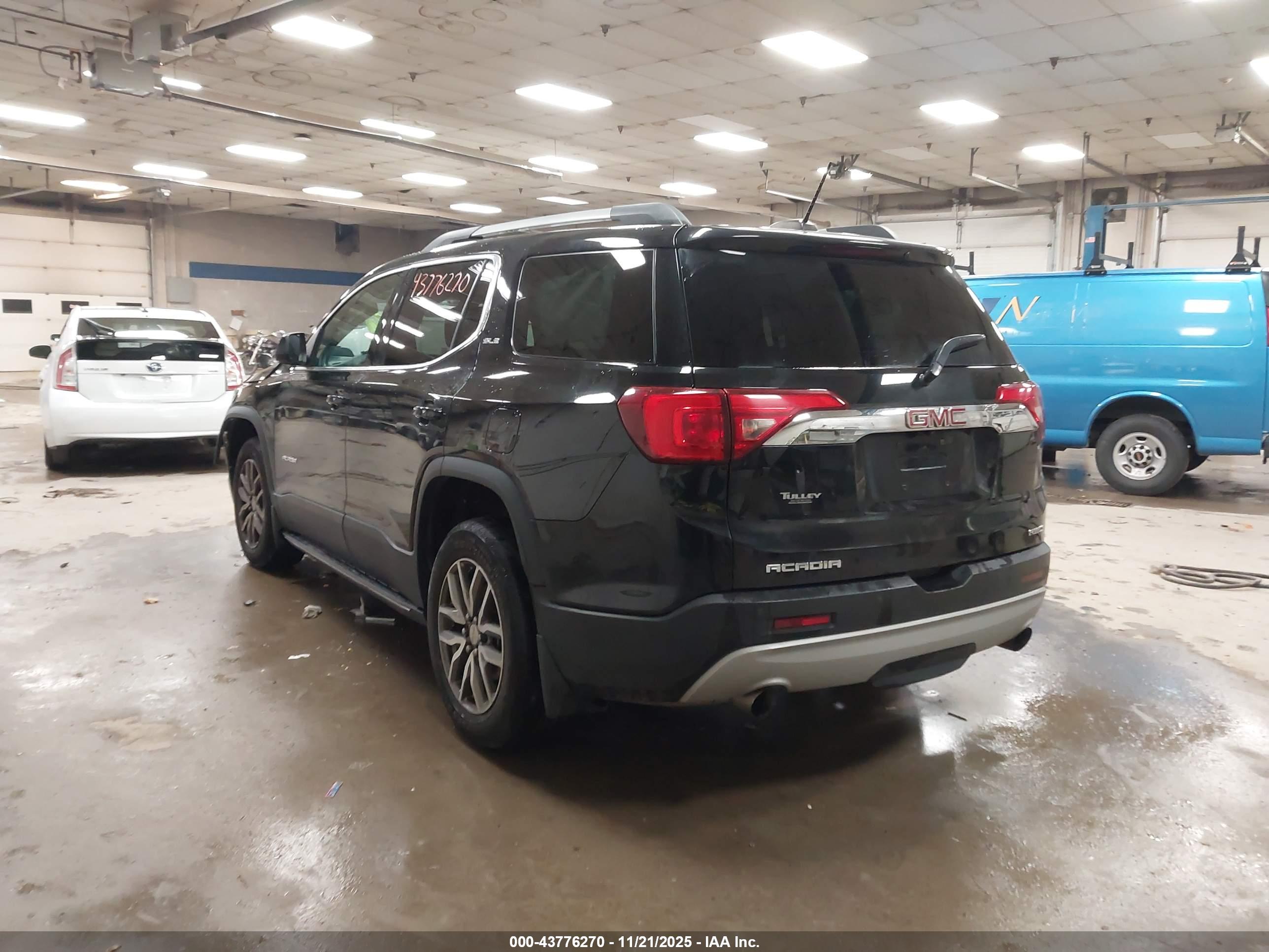 GMC ACADIA image 3