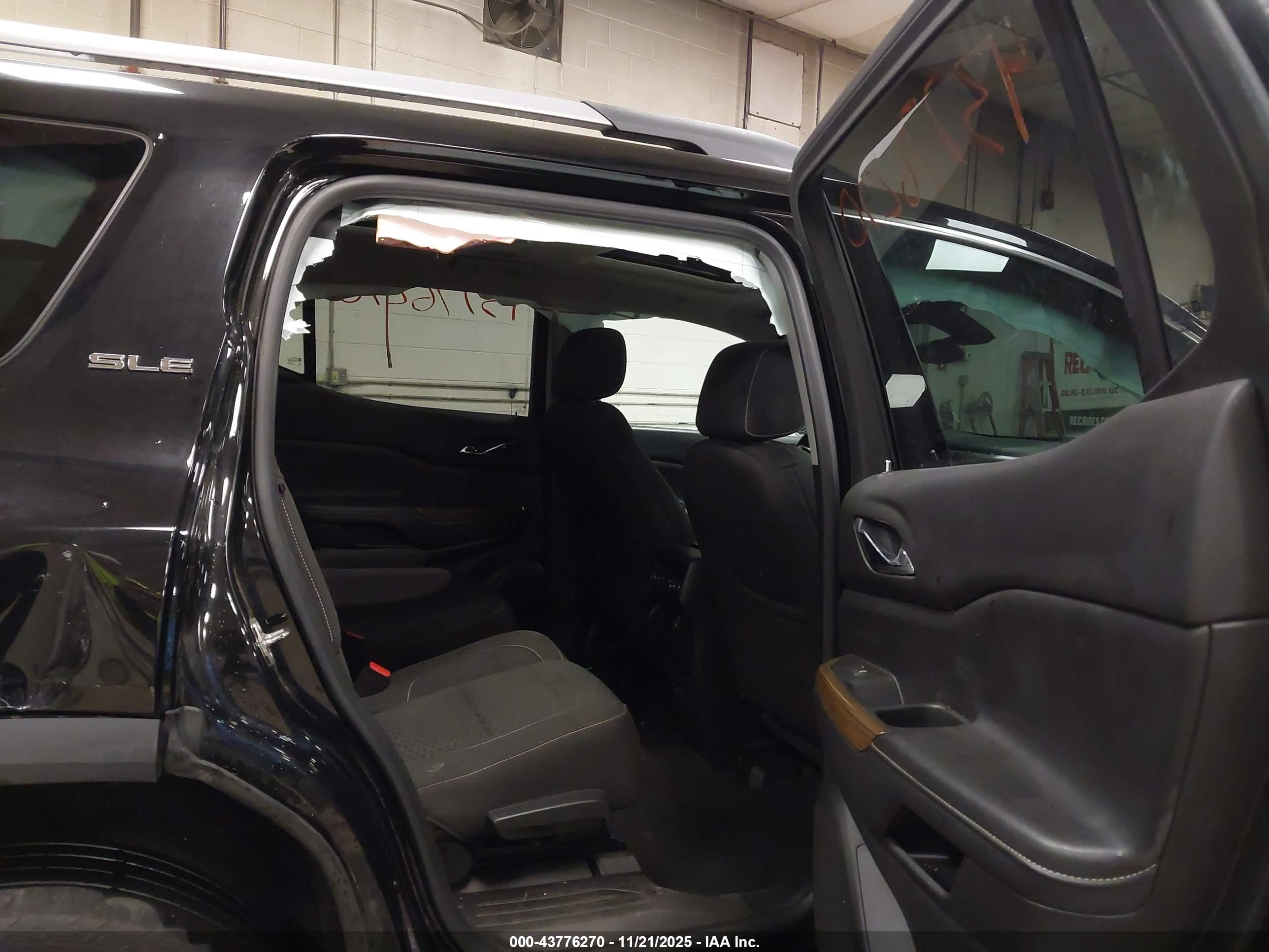GMC ACADIA image 8