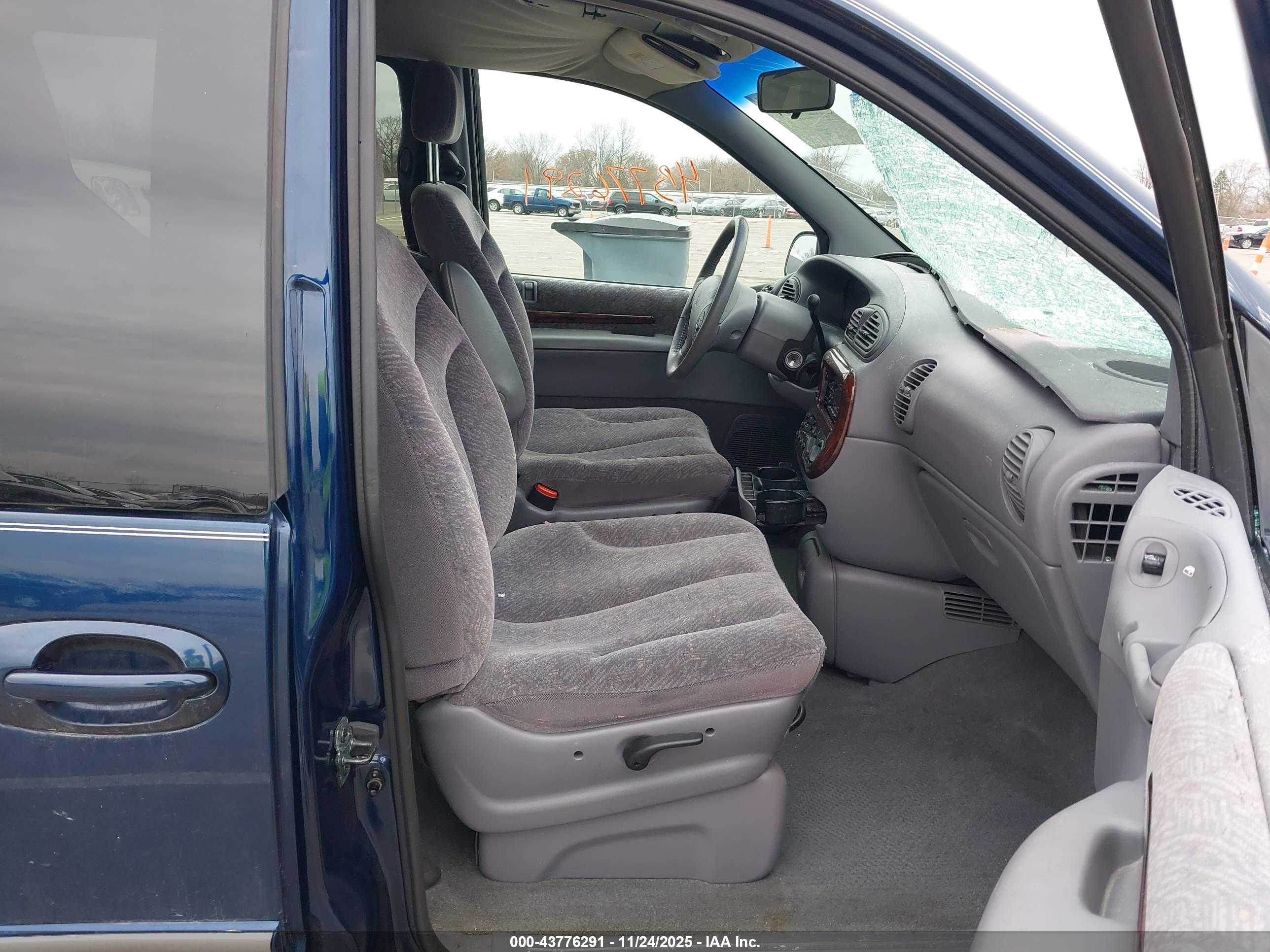 CHRYSLER TOWN image 5