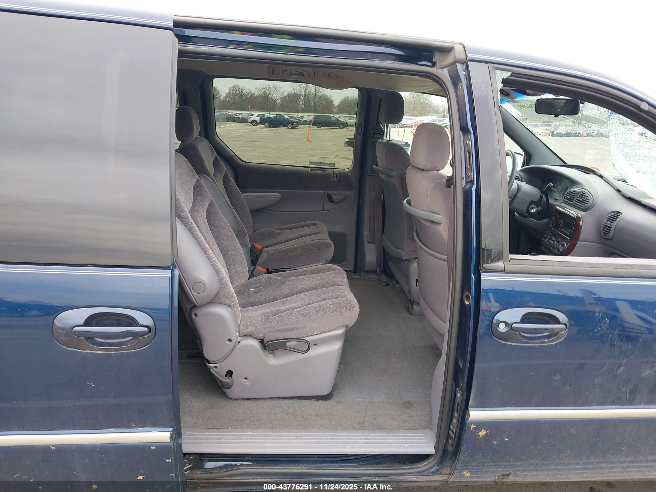 CHRYSLER TOWN image 8