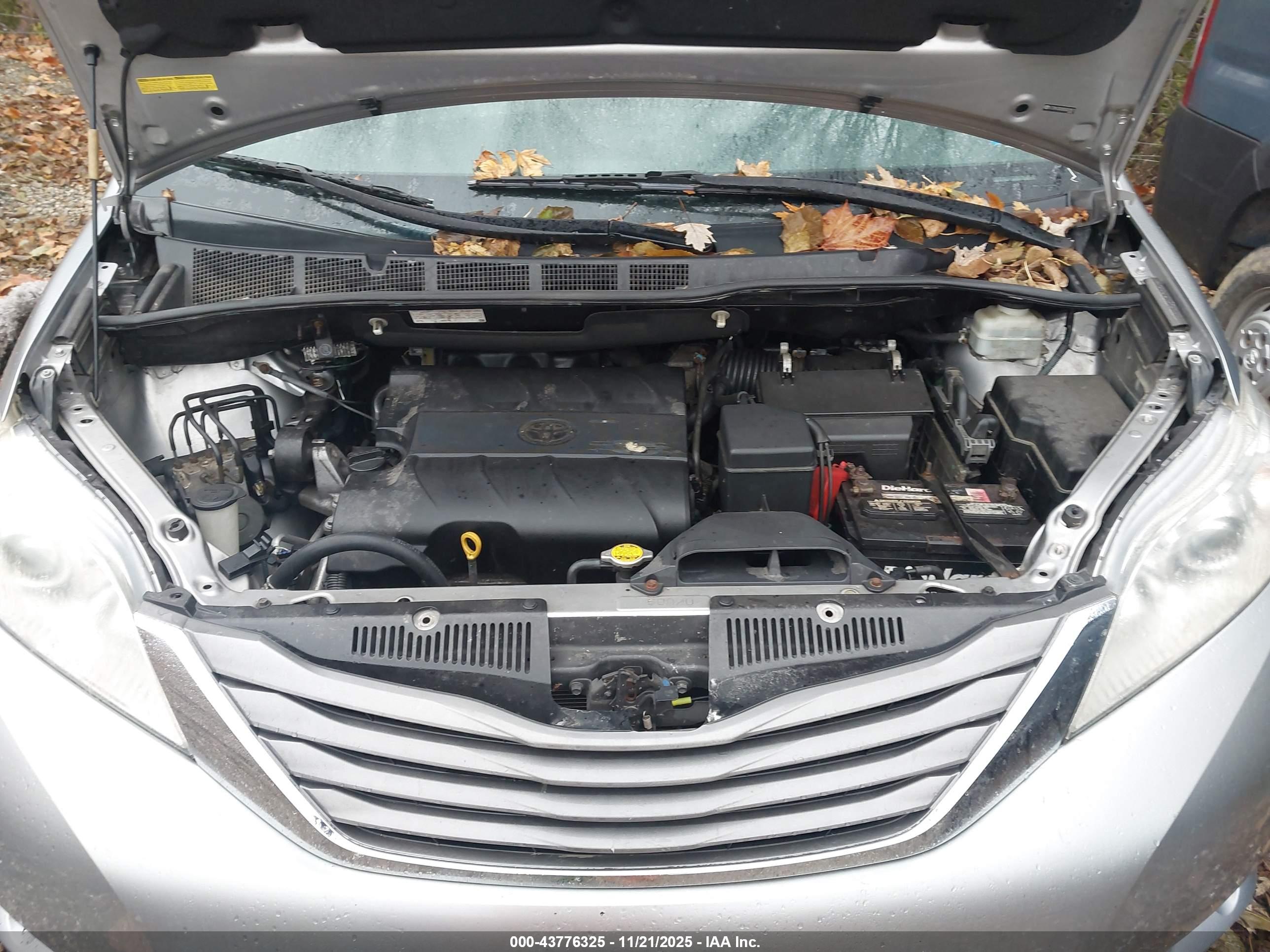 TOYOTA SIENNA image 10