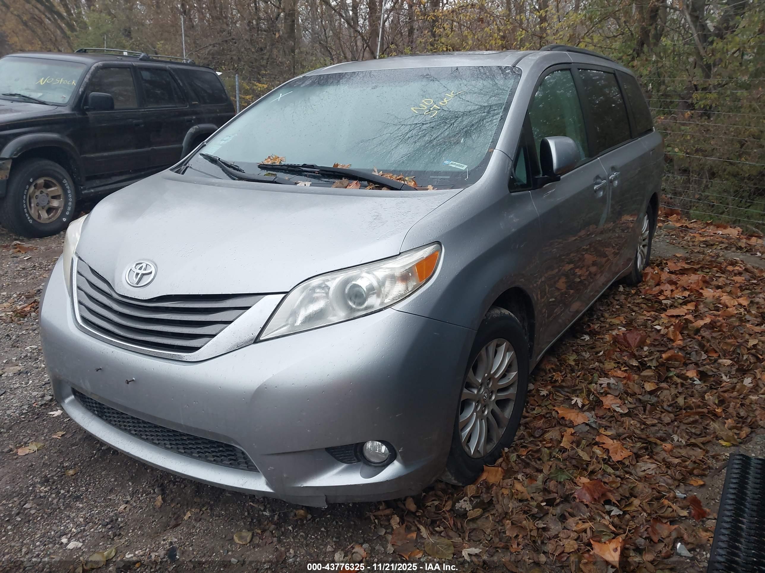 TOYOTA SIENNA image 2