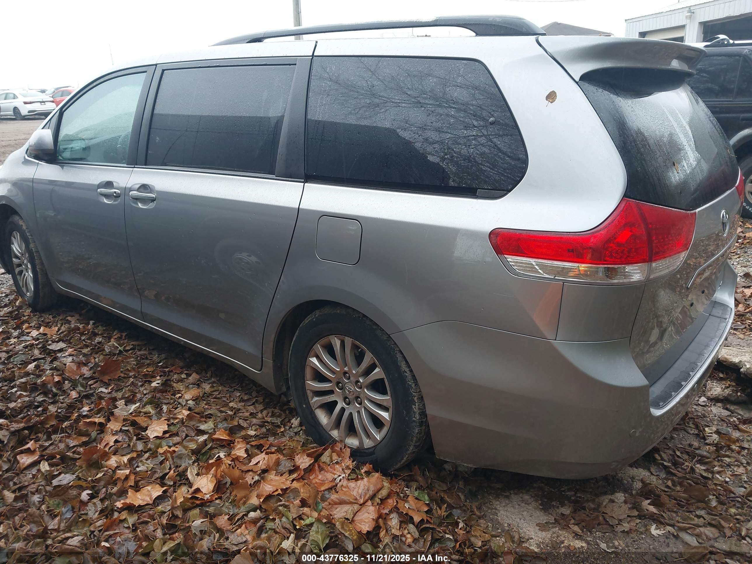 TOYOTA SIENNA image 3