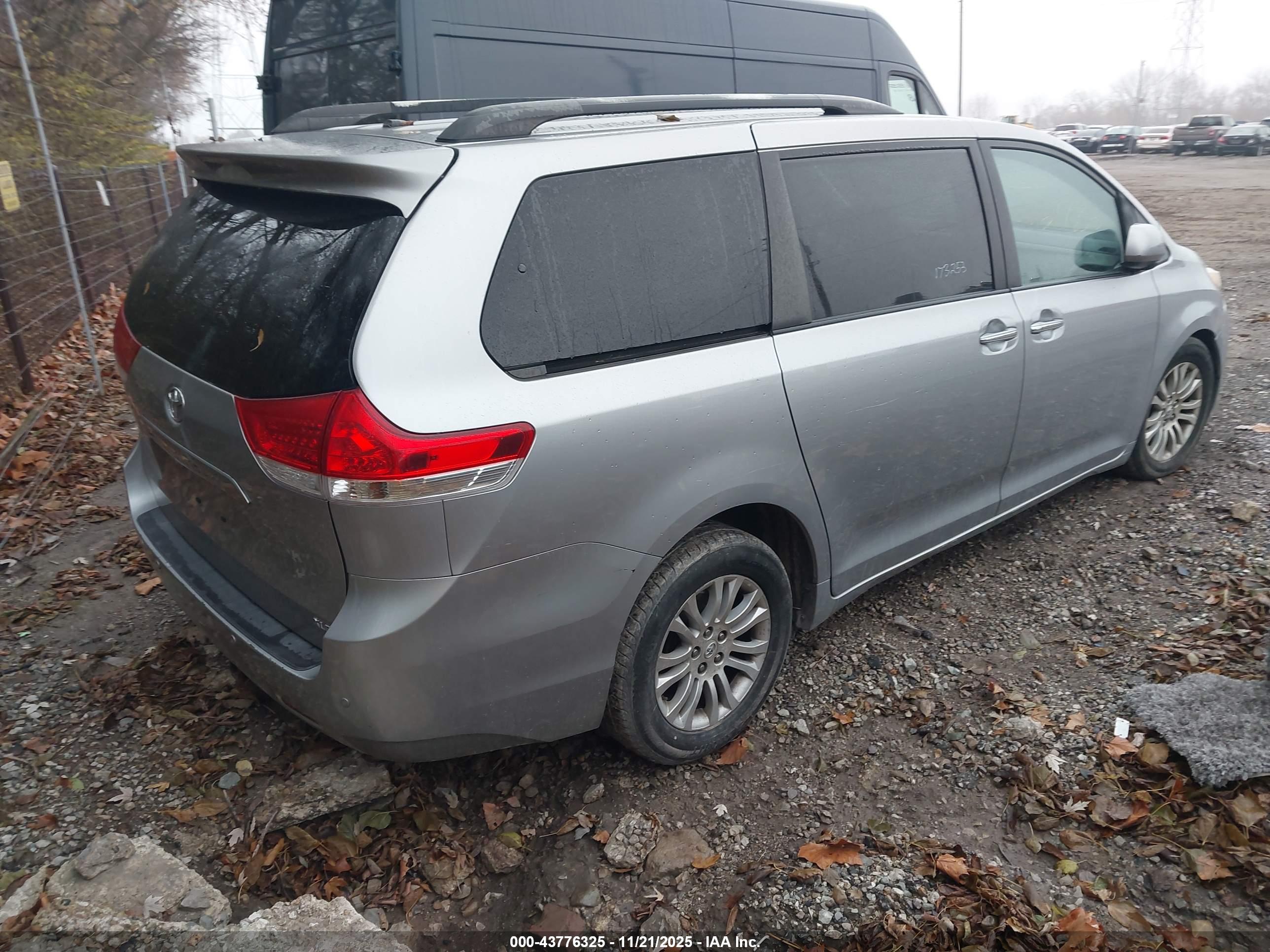 TOYOTA SIENNA image 4