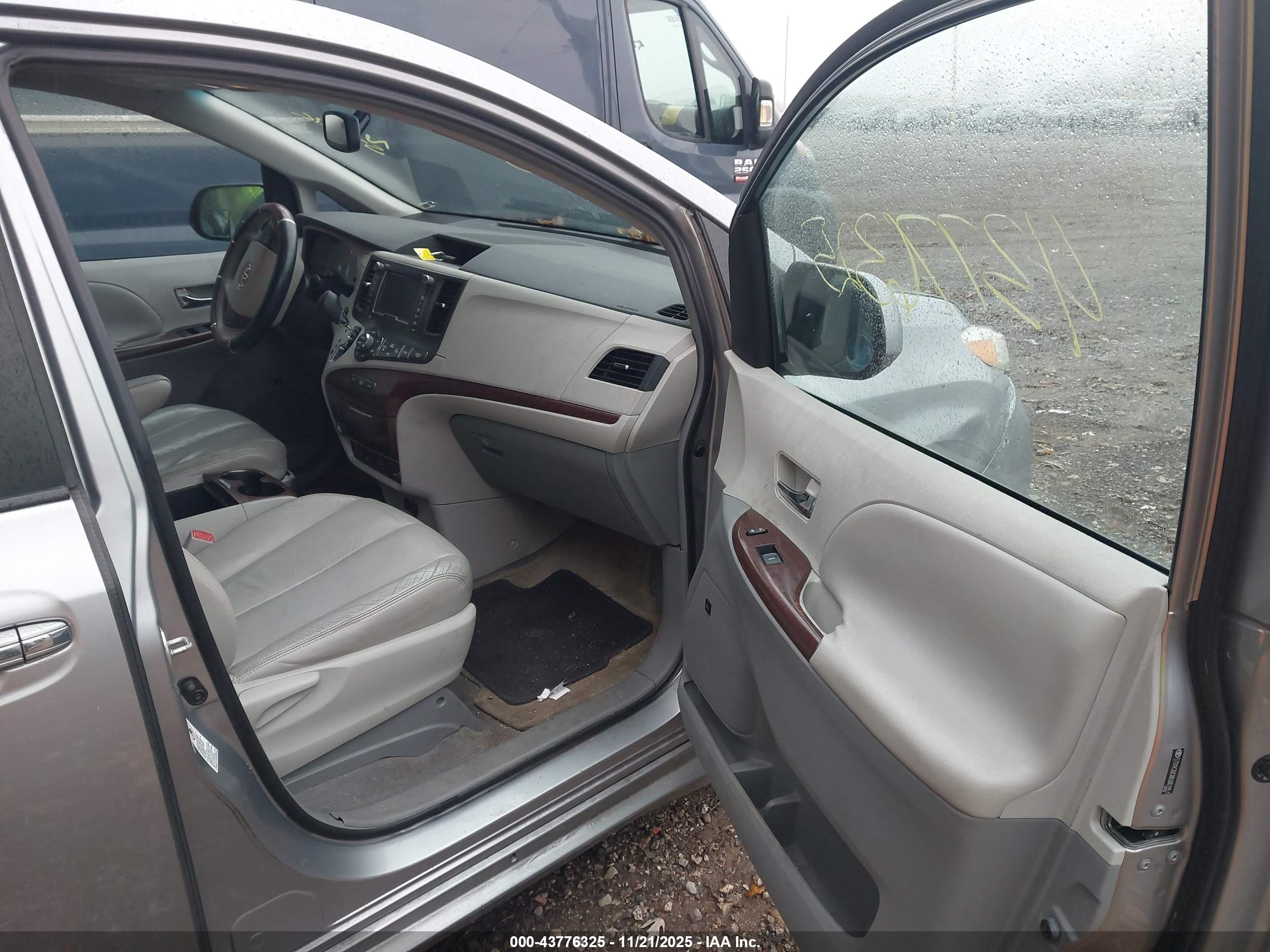TOYOTA SIENNA image 5