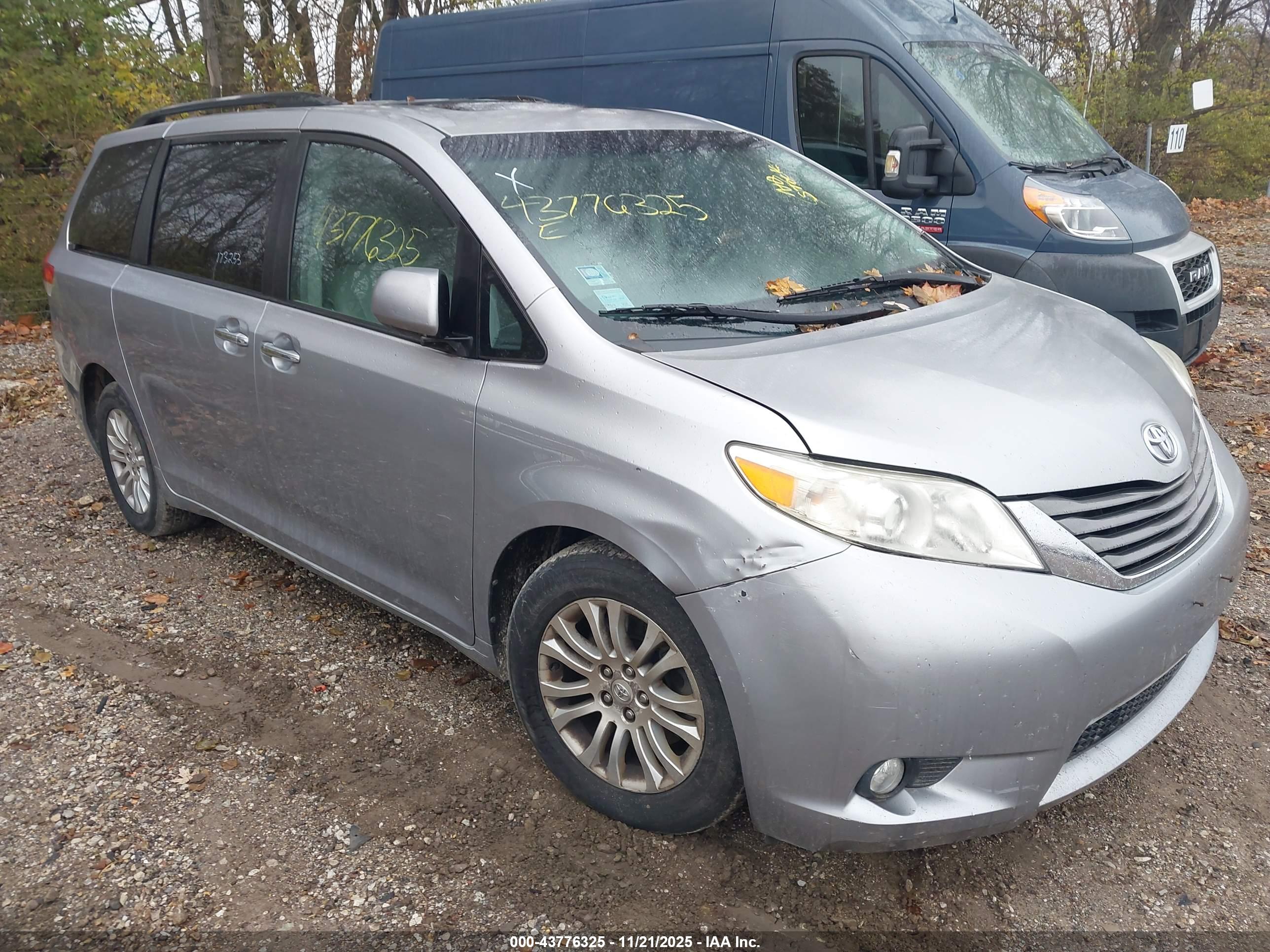 TOYOTA SIENNA image 6