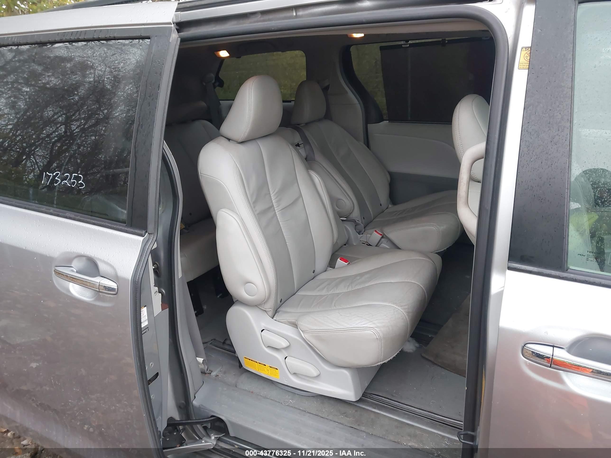 TOYOTA SIENNA image 8