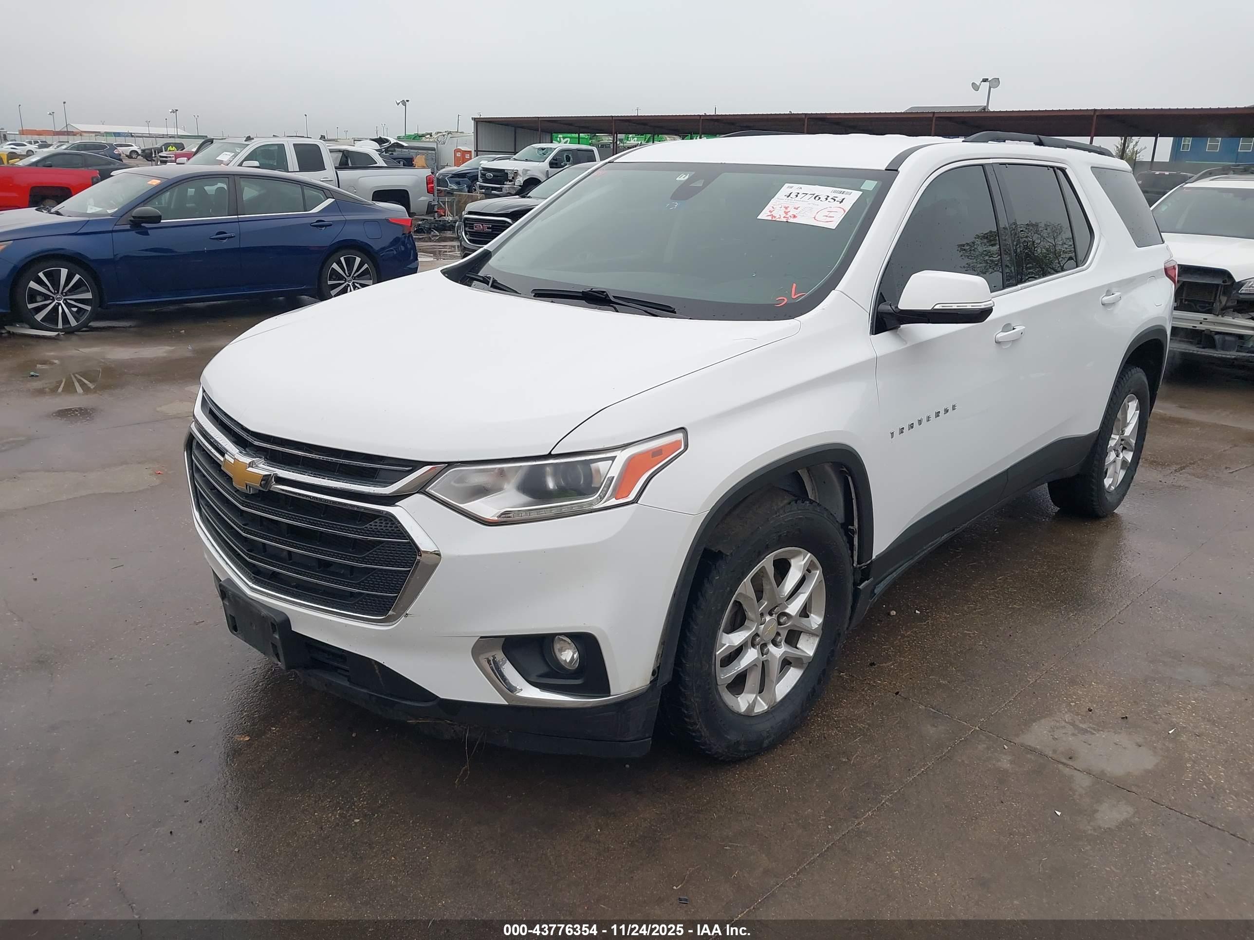 CHEVROLET TRAVERSE image 2