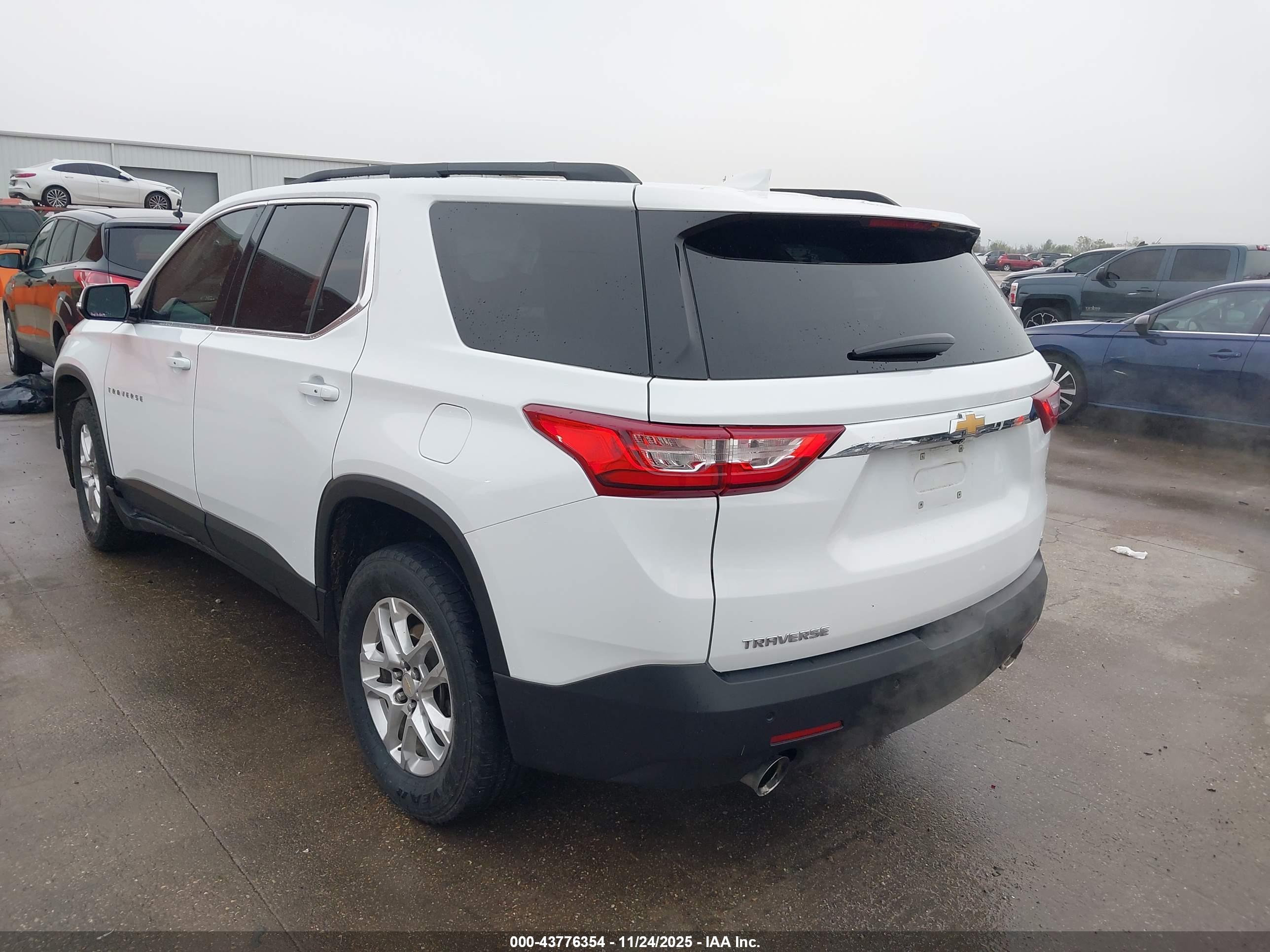 CHEVROLET TRAVERSE image 3