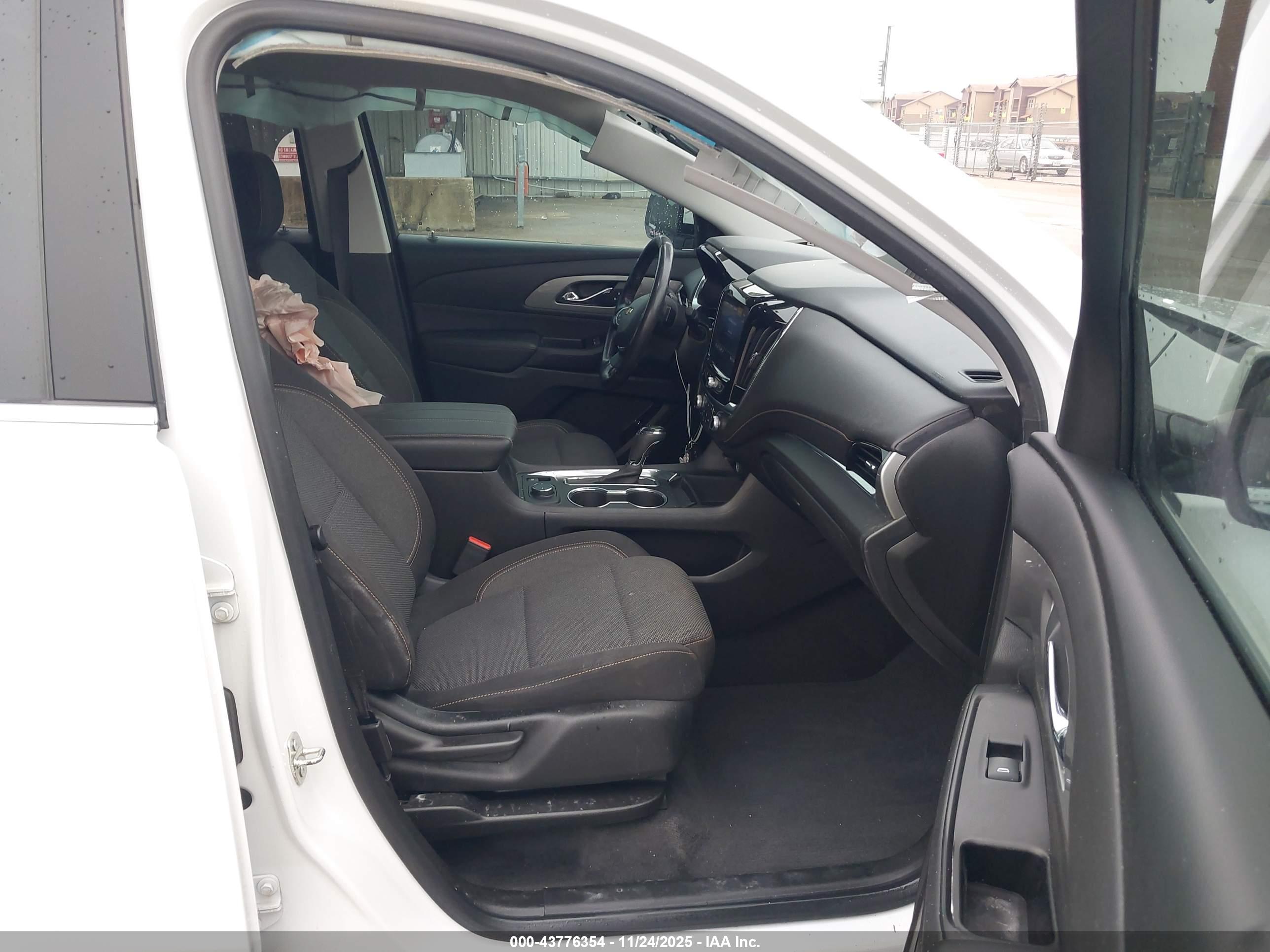 CHEVROLET TRAVERSE image 5