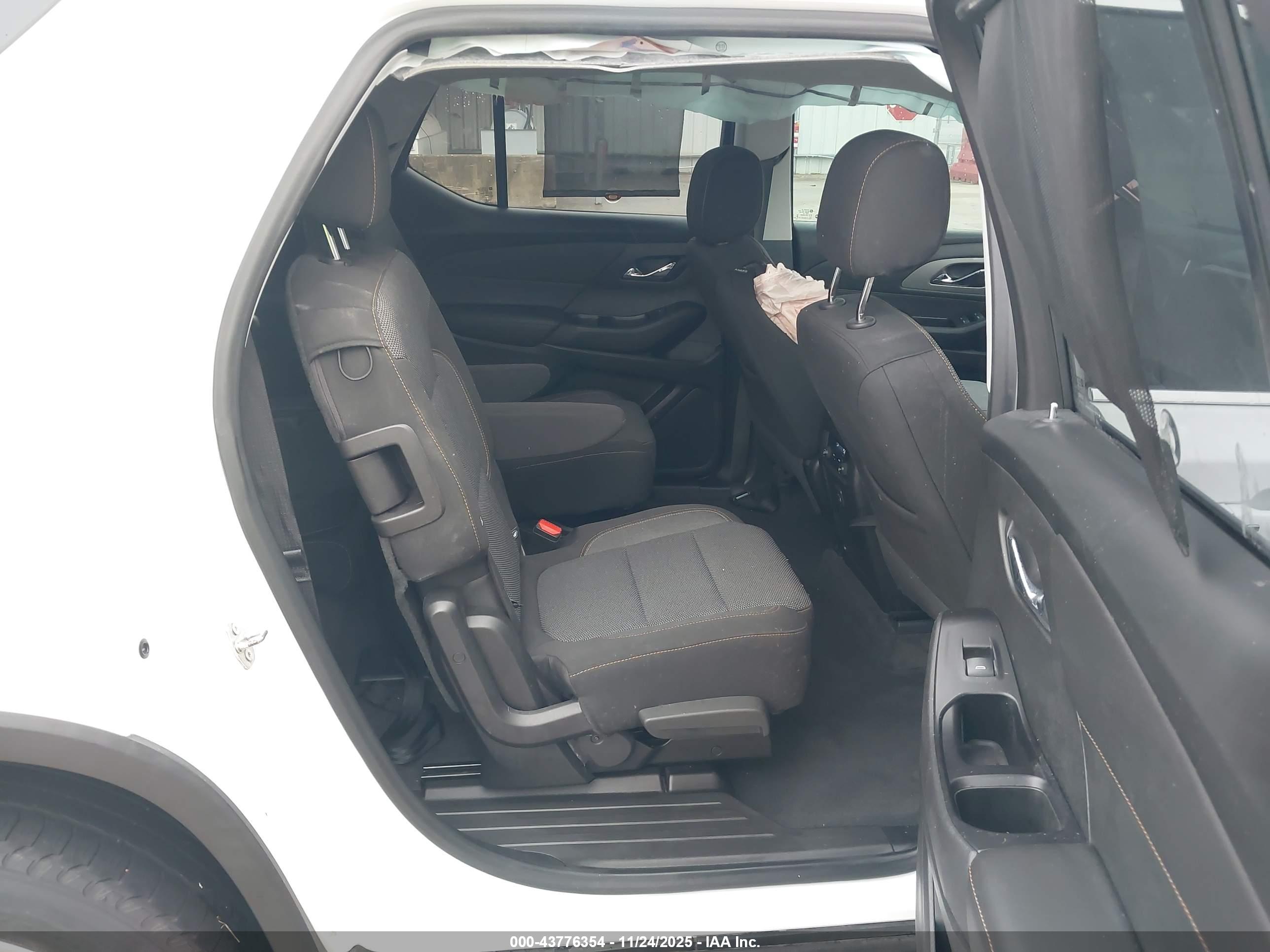 CHEVROLET TRAVERSE image 8