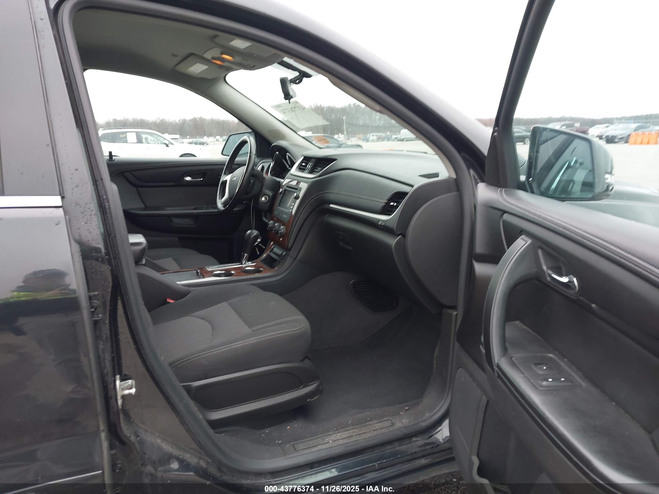 CHEVROLET TRAVERSE image 5