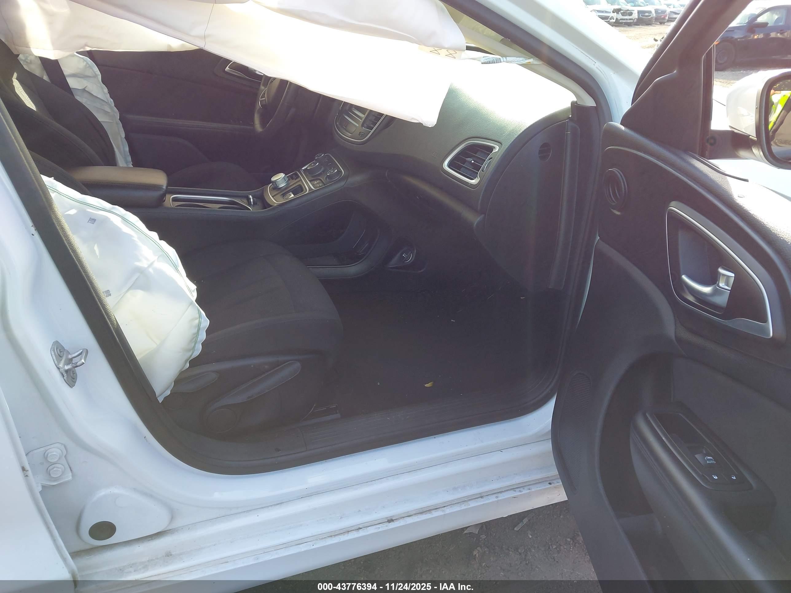 CHRYSLER 200 image 5
