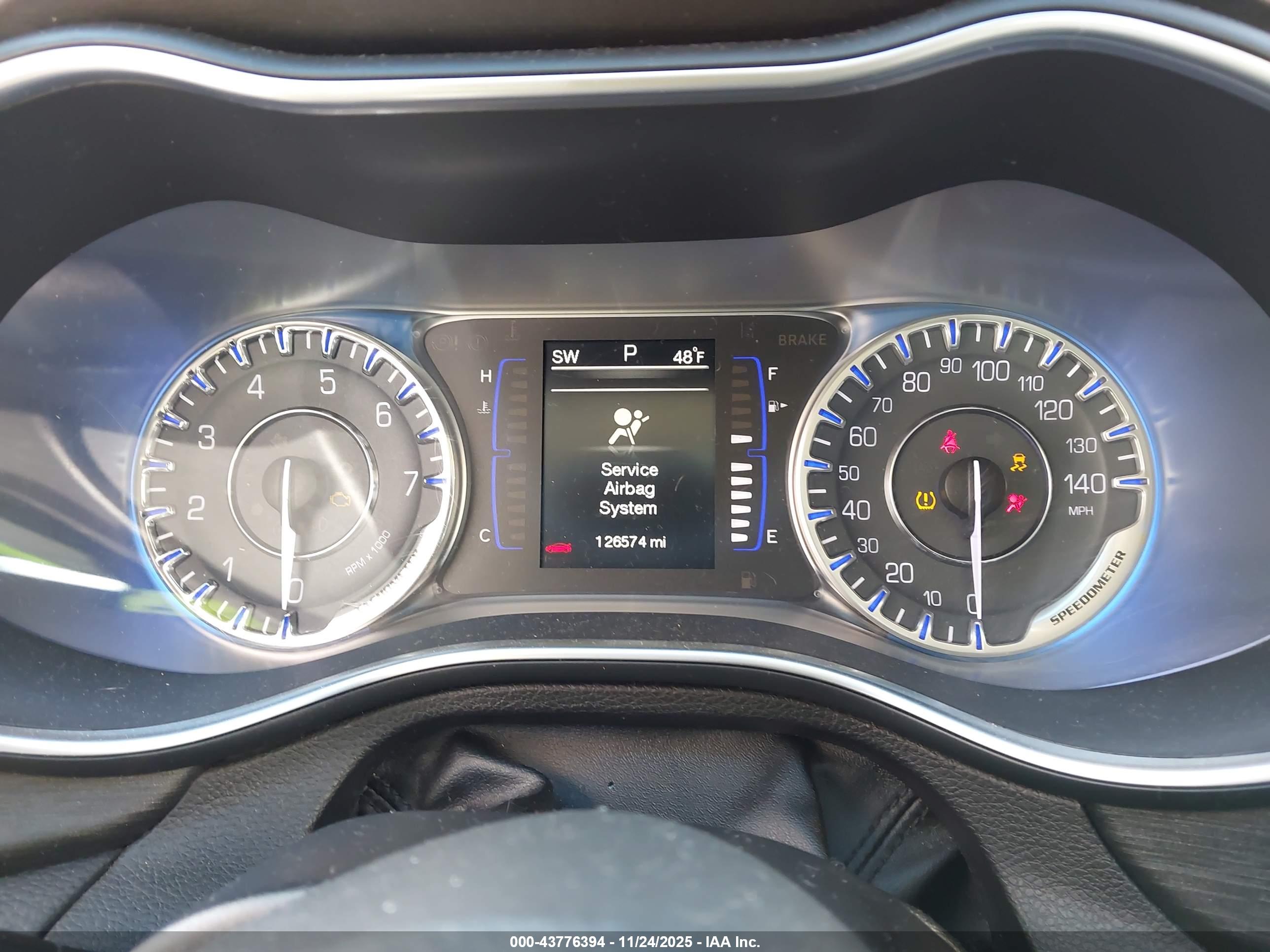 CHRYSLER 200 image 7