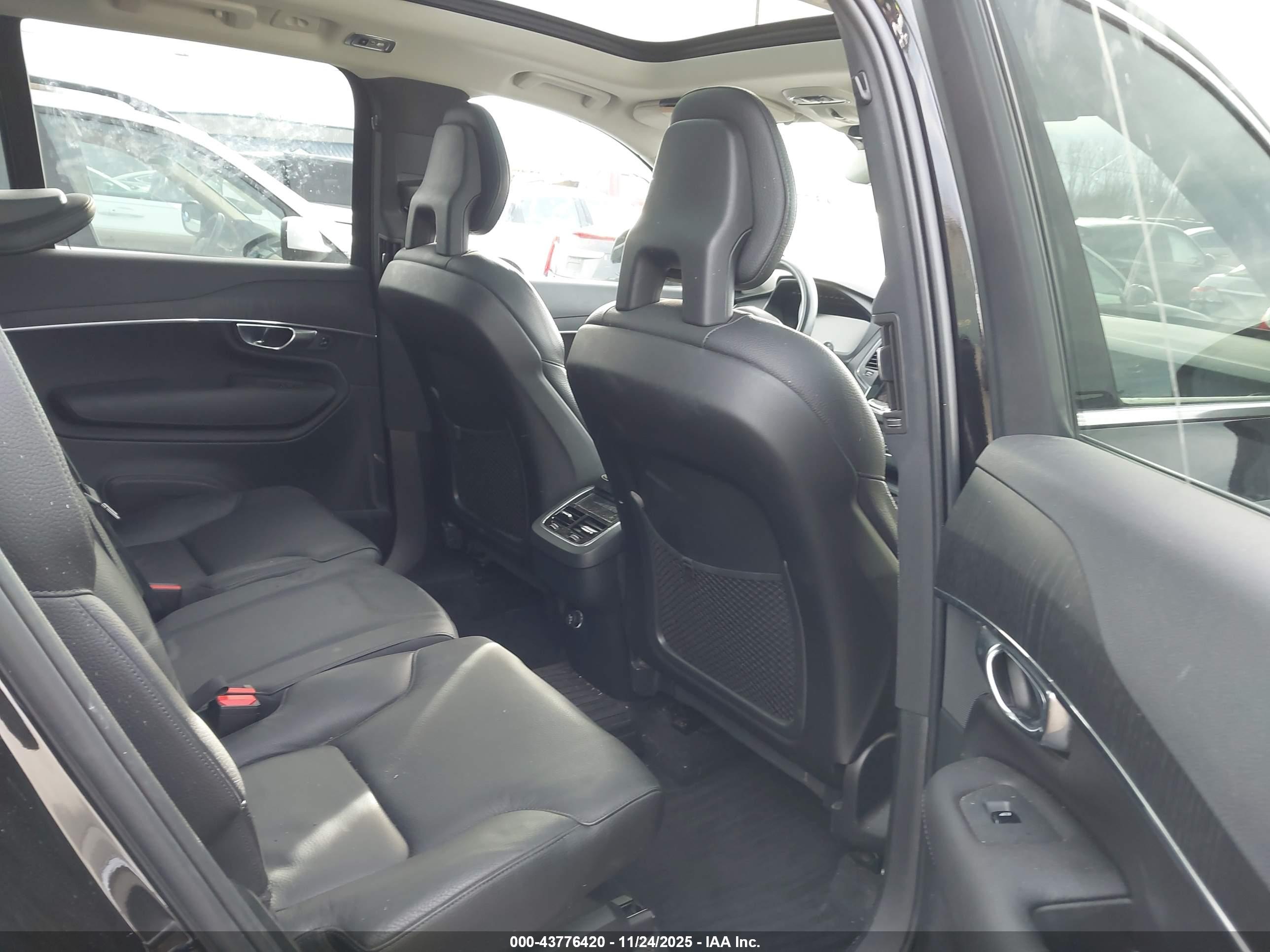 VOLVO XC90 image 8