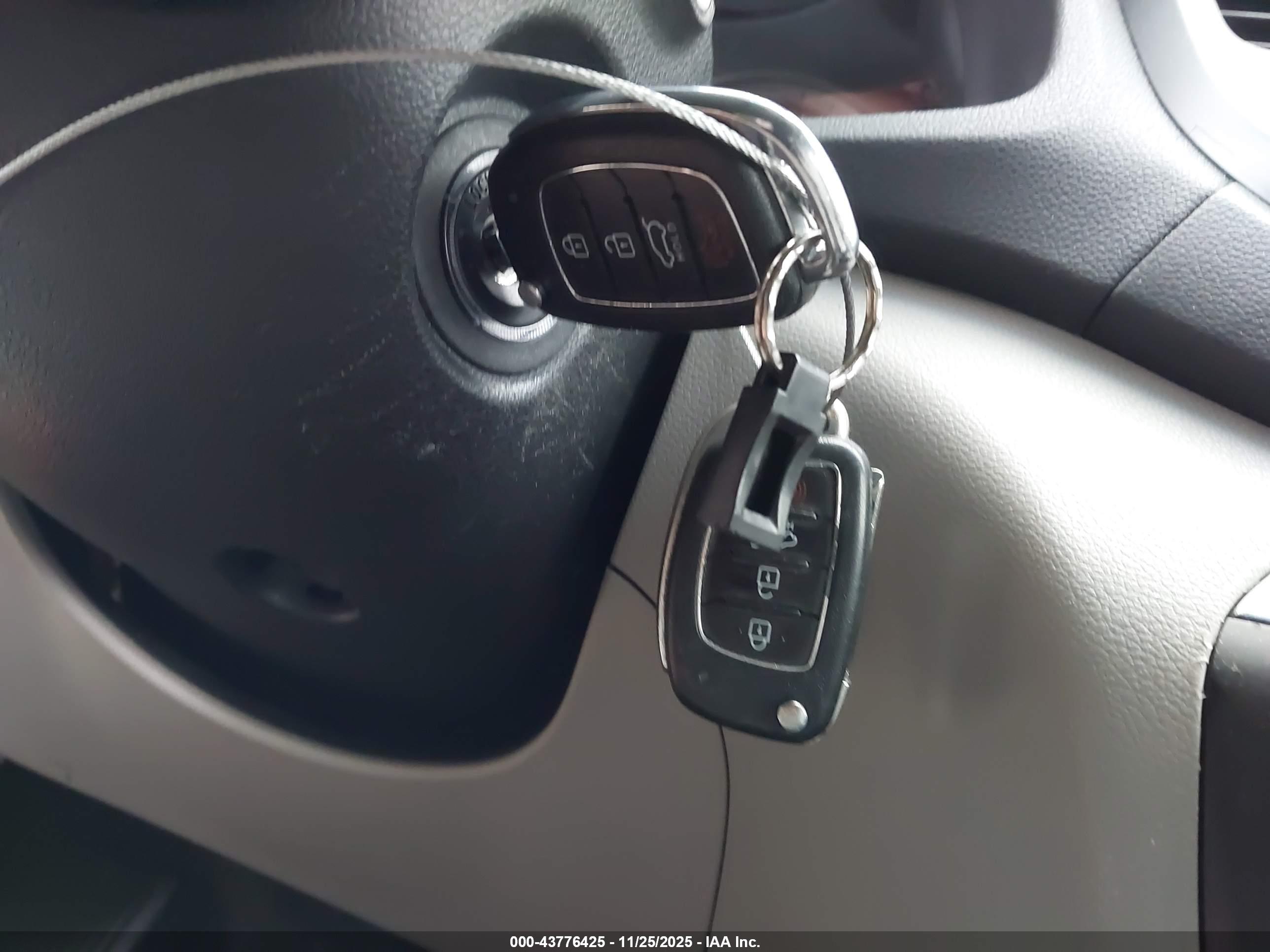 HYUNDAI TUCSON image 11